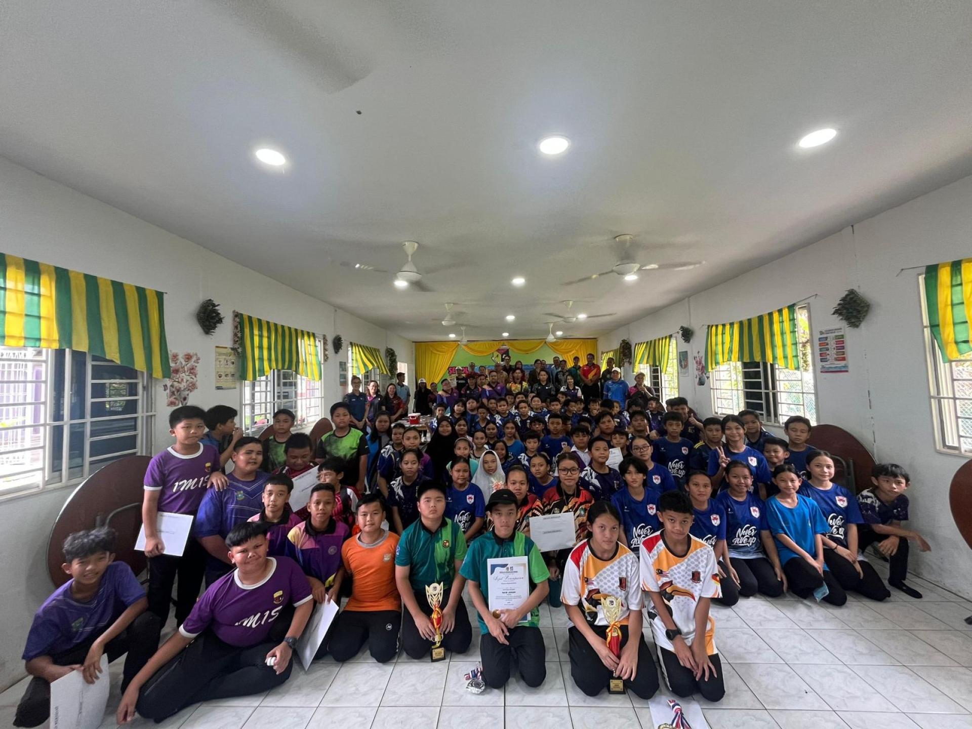 全体参与理工科教育周活动的学生合影留念。