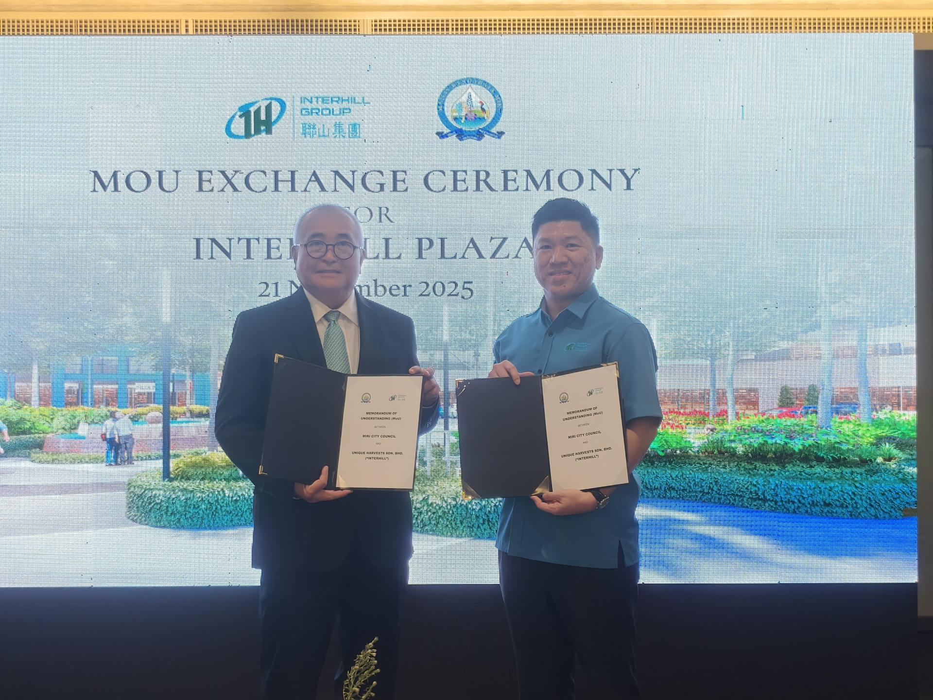 美里市政局与联山集团交换MoU，共同推动此项城市景观提升计划。左为美里市长俞小珊，右为联山集团董事经理许雍财。