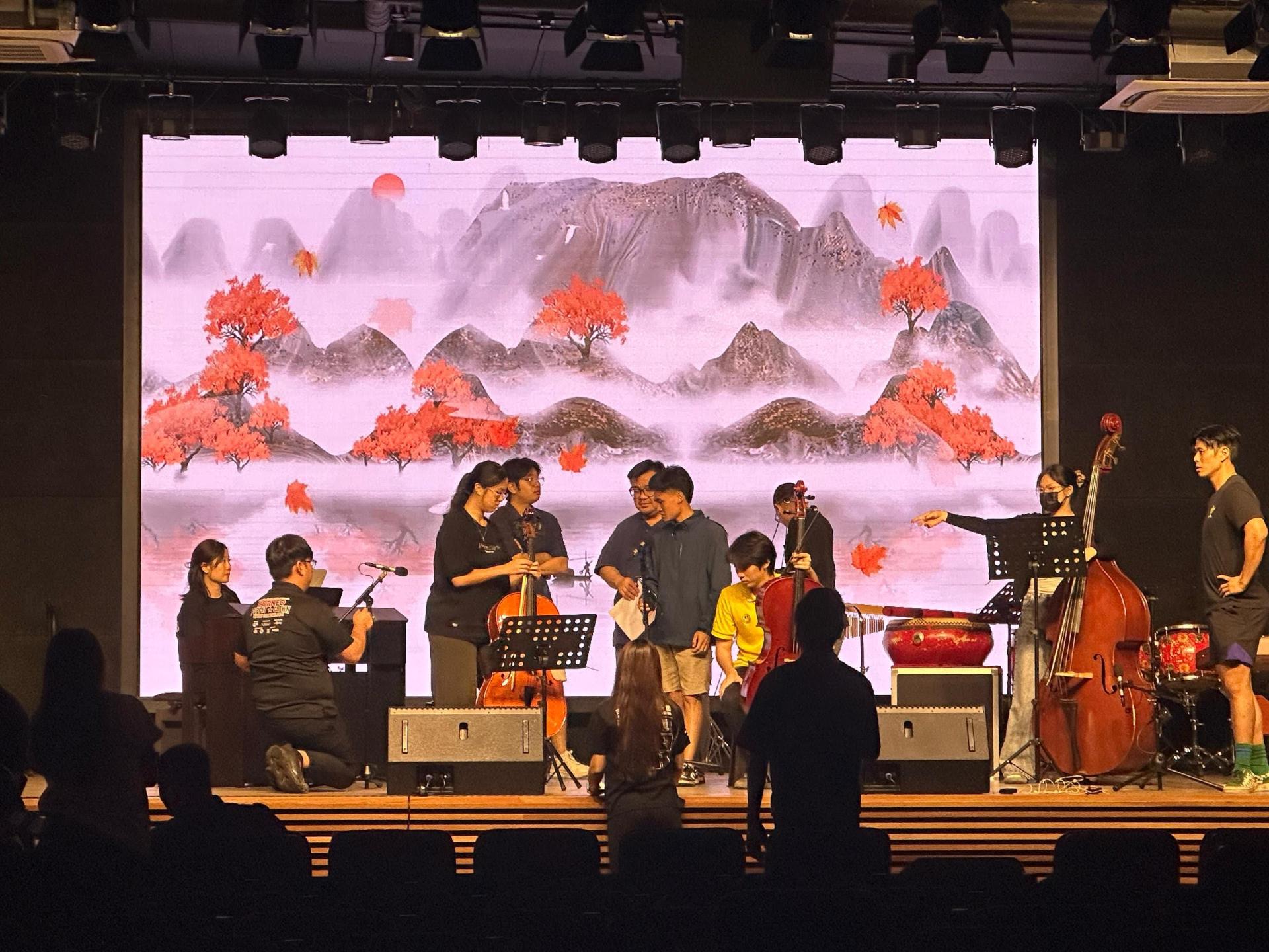 演出团队于彩排阶段紧密合作，确认舞台与灯光效果，为《丝竹风华VII》呈现最理想的演出状态。