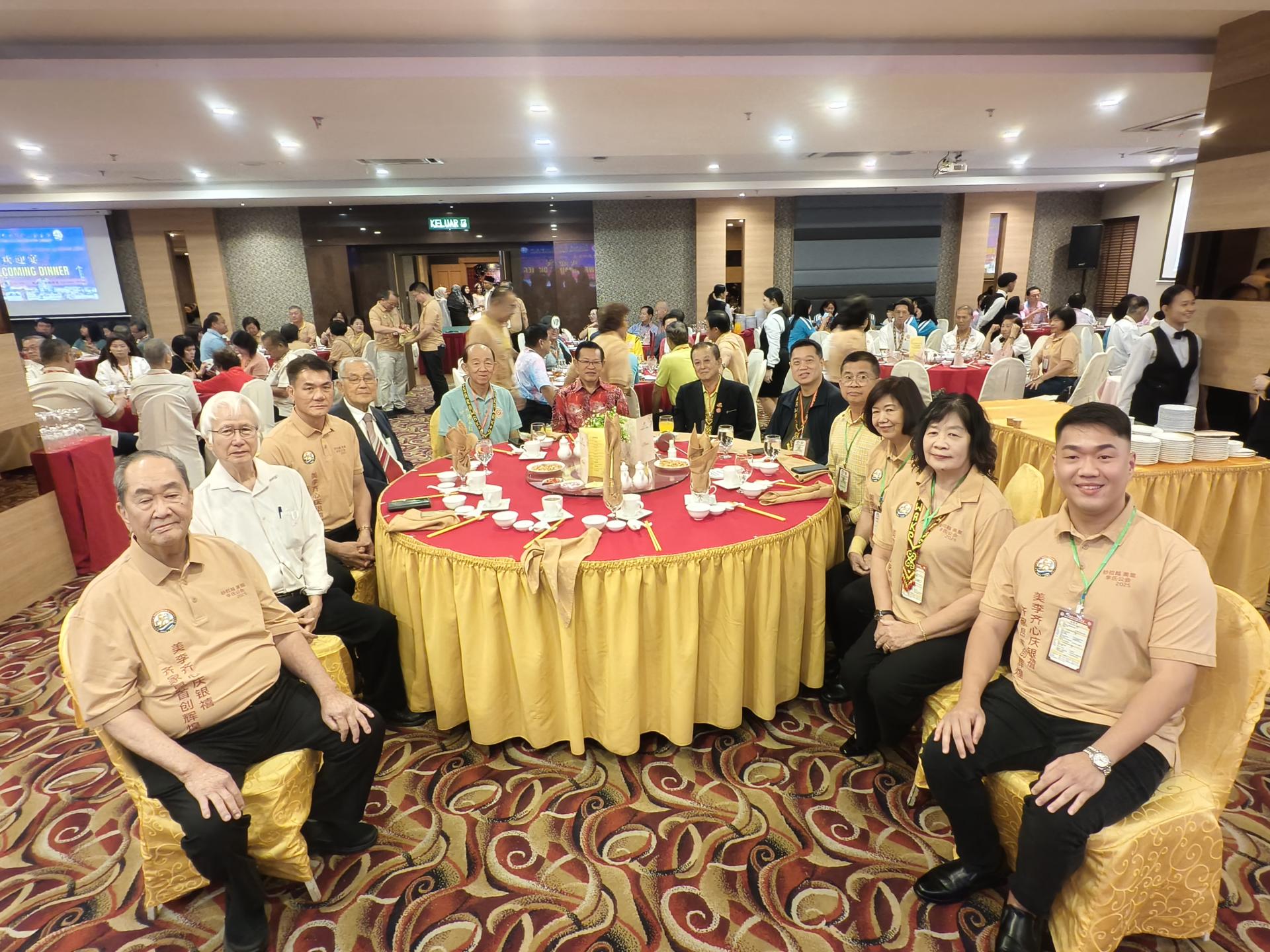 美里李氏公会成立25周年银禧庆典暨新会所开幕典礼欢迎晚宴主桌嘉宾合影。左起为永久名誉顾问李玉生，顾问李就兴医生，大会主席李德意，永久名誉会长拿督斯里李旭同，马来西亚李氏总会总会长拿督李良福太平局绅，特别嘉宾兼永久名誉顾问拿督斯里李景胜，荣誉总会长拿督斯李福成，拿督斯里李培华，会长李开运，名誉主席李云珍，25周年银禧庆典筹备会主席李瑞香，以及欢迎晚宴工委会主席李俊达。