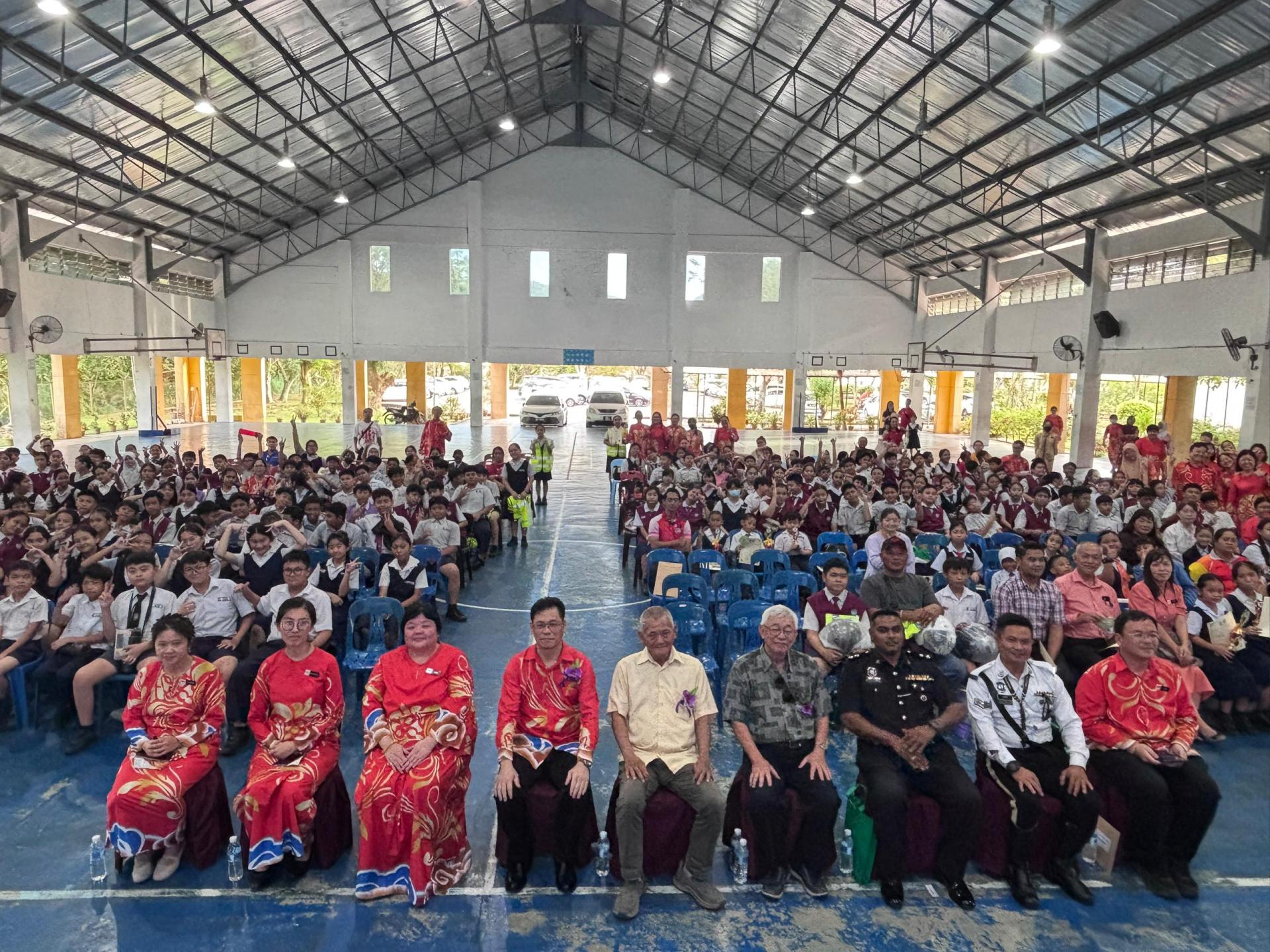 杜当中华公学2025年交通安全嘉年华闭幕颁奖典礼大合照。前排左4起为杜当中华公学刘世坤，董事部秘书长天猛公杨惠生及董事部副监学本固鲁朱昌宜。