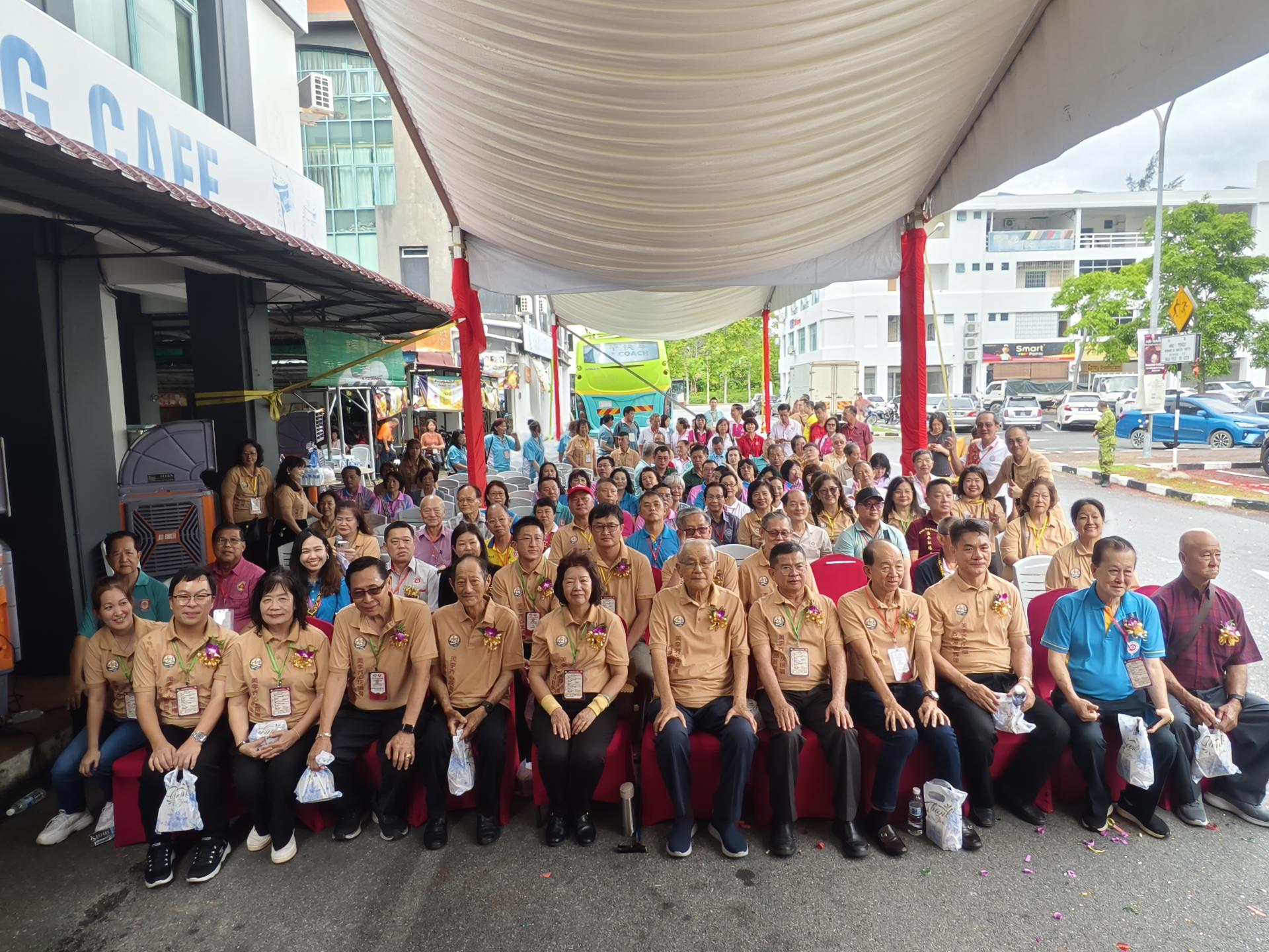 砂拉越美里李氏公会新会所开幕典礼嘉宾和出席者合影留念。