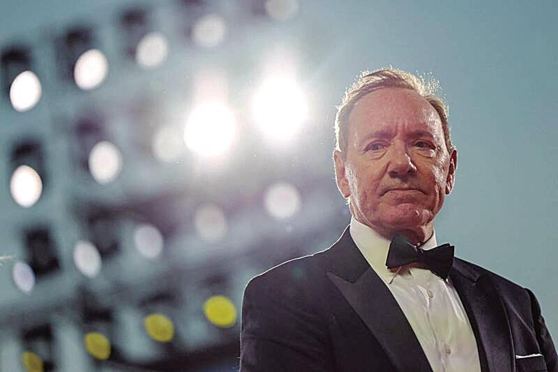 据奇云史柏斯向媒体表示，在某位好莱坞重量级人物的背书下，他很快就可以带著作品回归影视圈！