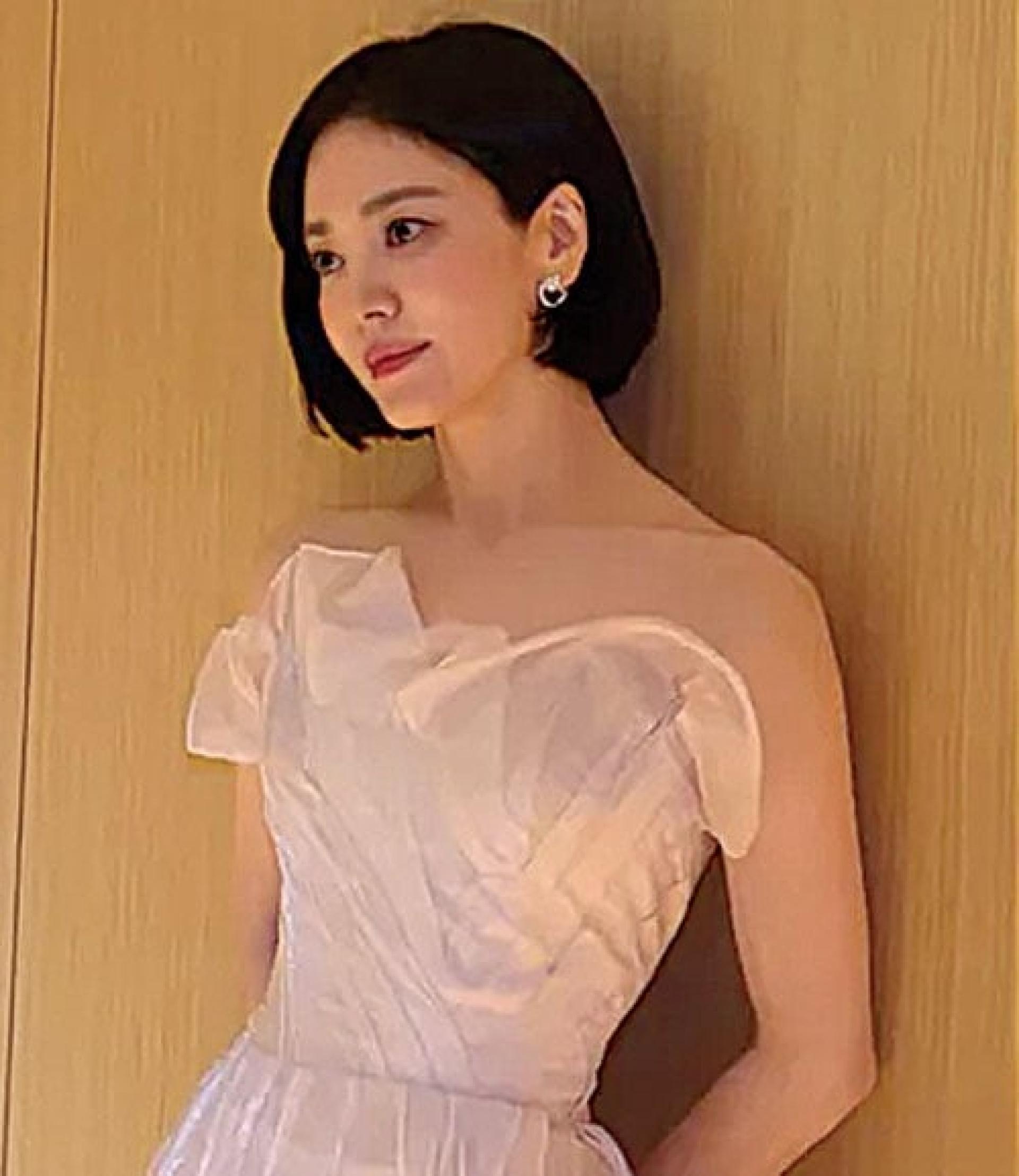 宋慧乔前晚缺席青龙奖星光大道，引发网友猜测是否要避开旧爱玄彬、孙艺真夫妻档。