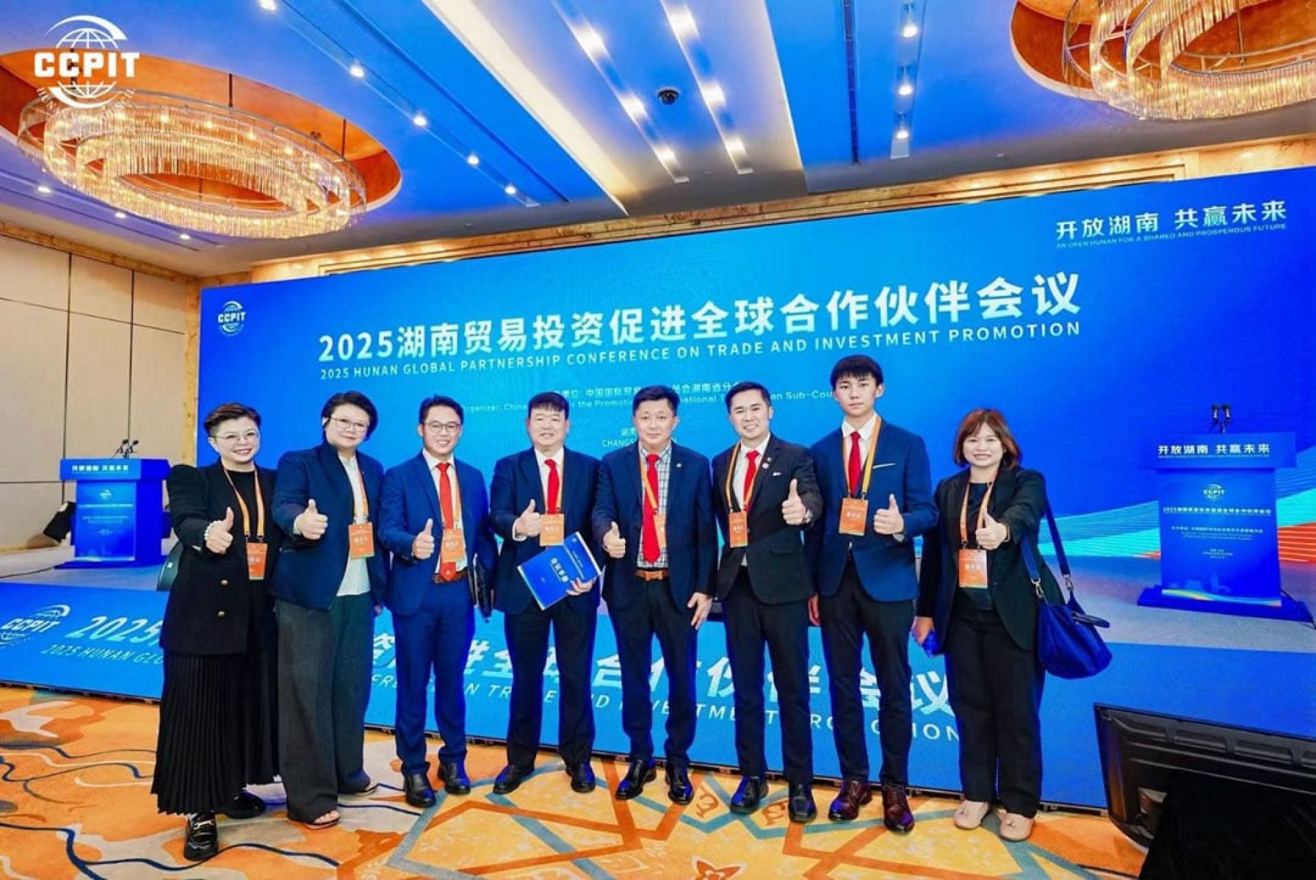 江昌文（左4）率领中总代表团参会，探索湖南发展新机遇。