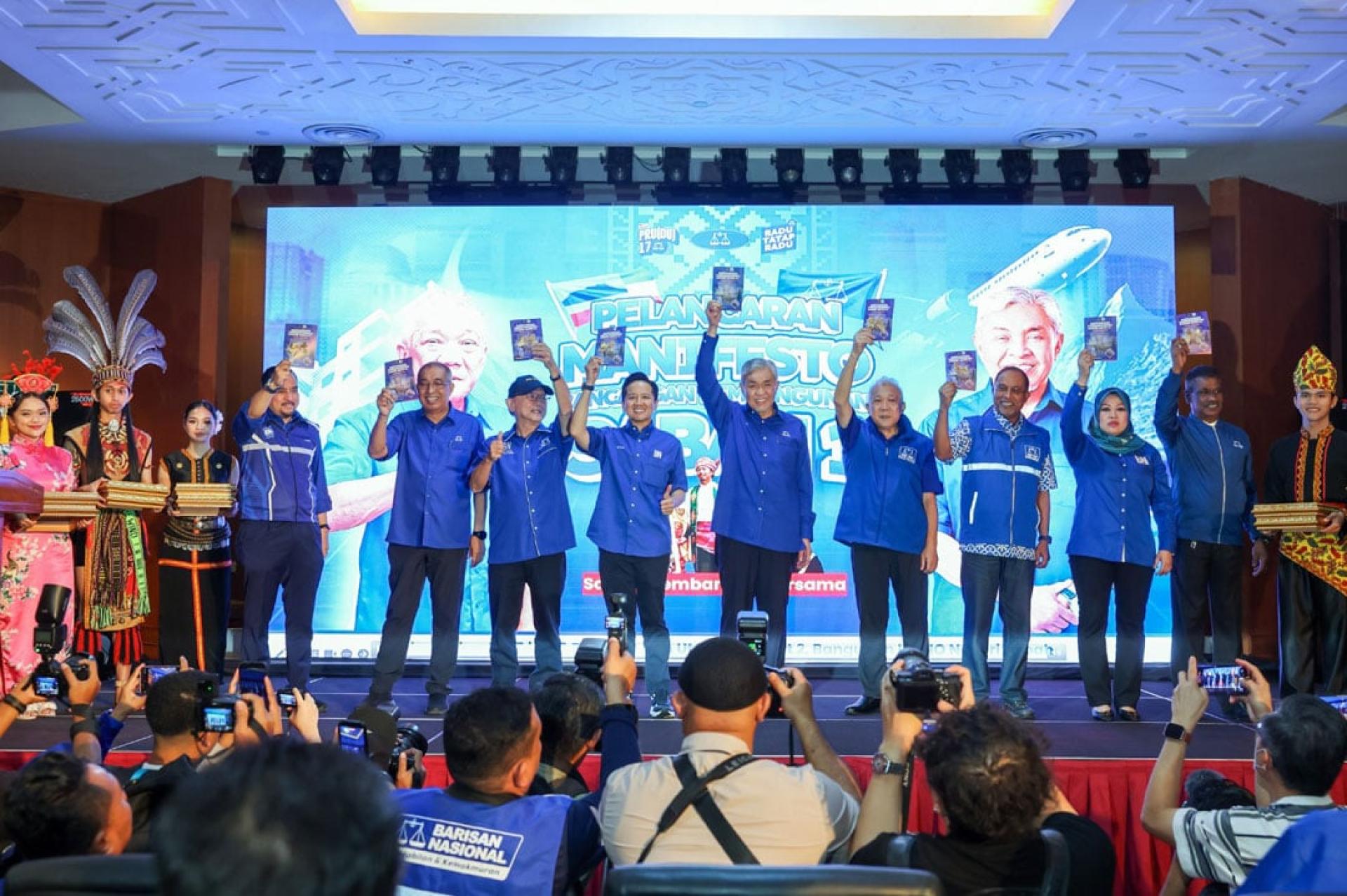 国阵周六推介第17届沙巴州选举竞选宣言。（左1起）阿斯拉夫、里沙烈赛益、（左5起）阿末扎希、邦莫达及赞比里等。