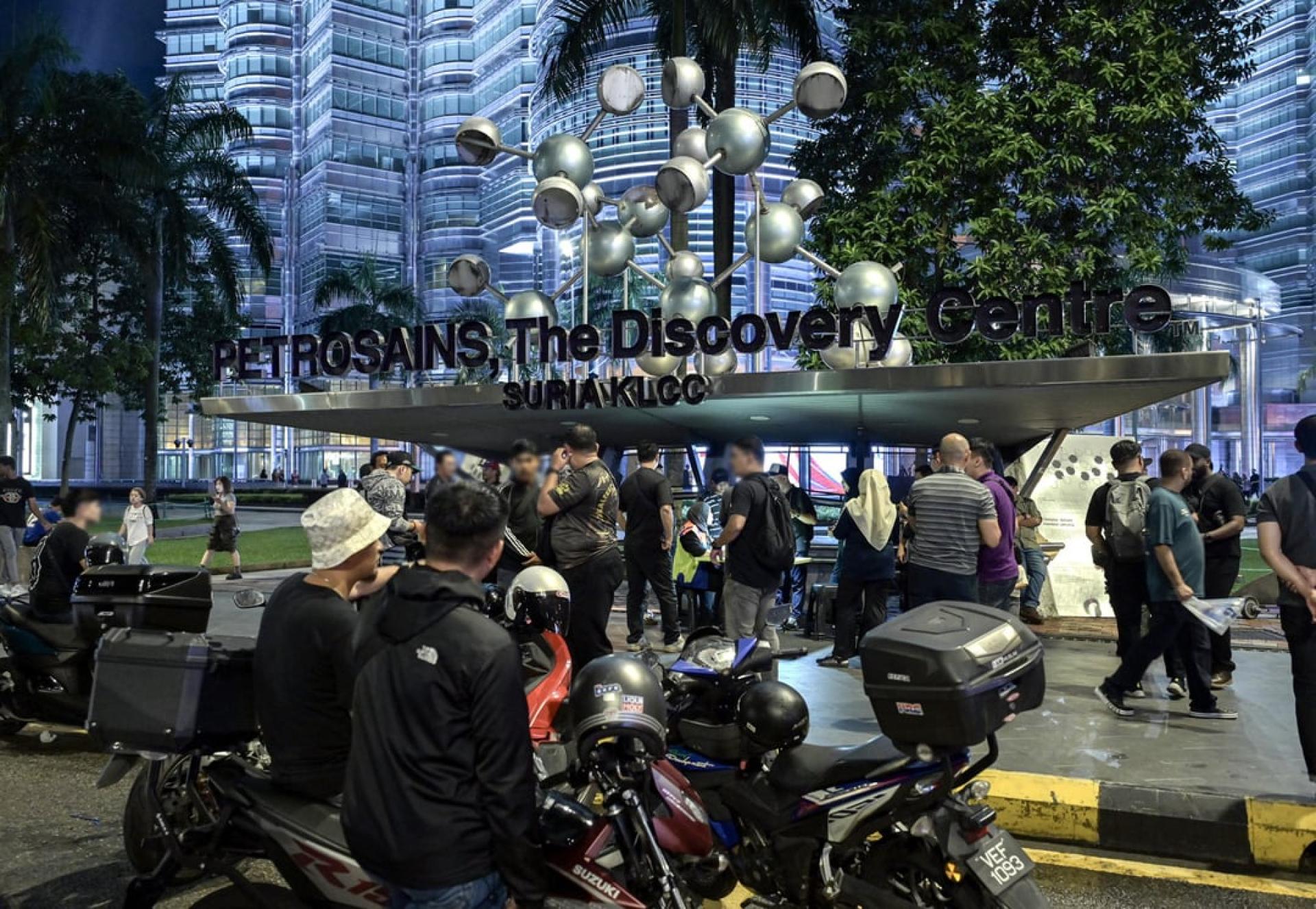 隆市政局在双峰塔一带展开取缔行动，并发出罚单予22名非法提供拍照服务的街头摄影师。