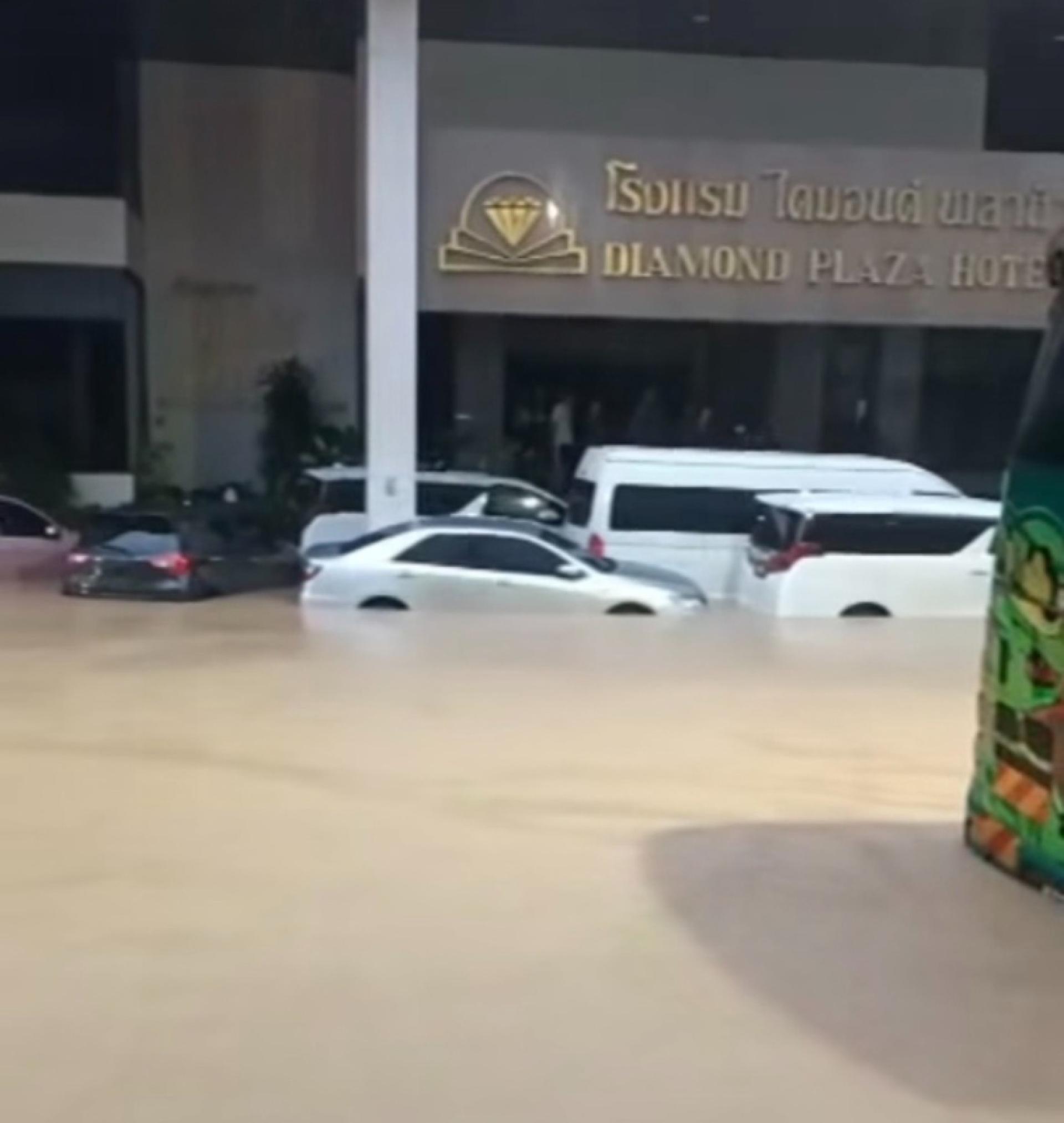 停放在酒店外的轿车浸泡在水中。