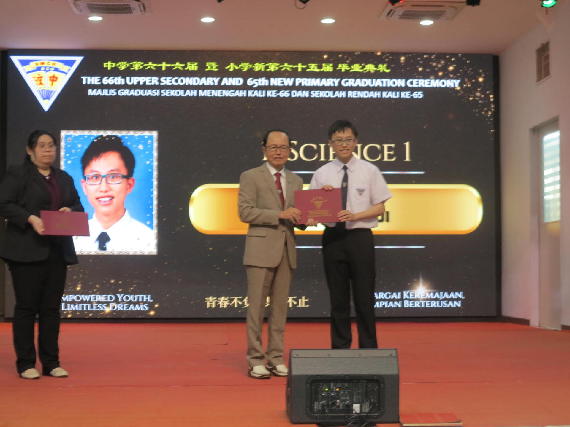 汶中署理董事长林文华颁发证书予毕业生