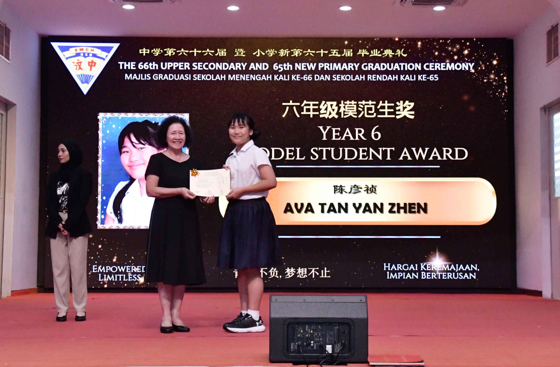 许月兰校长颁发模范生奖予学生