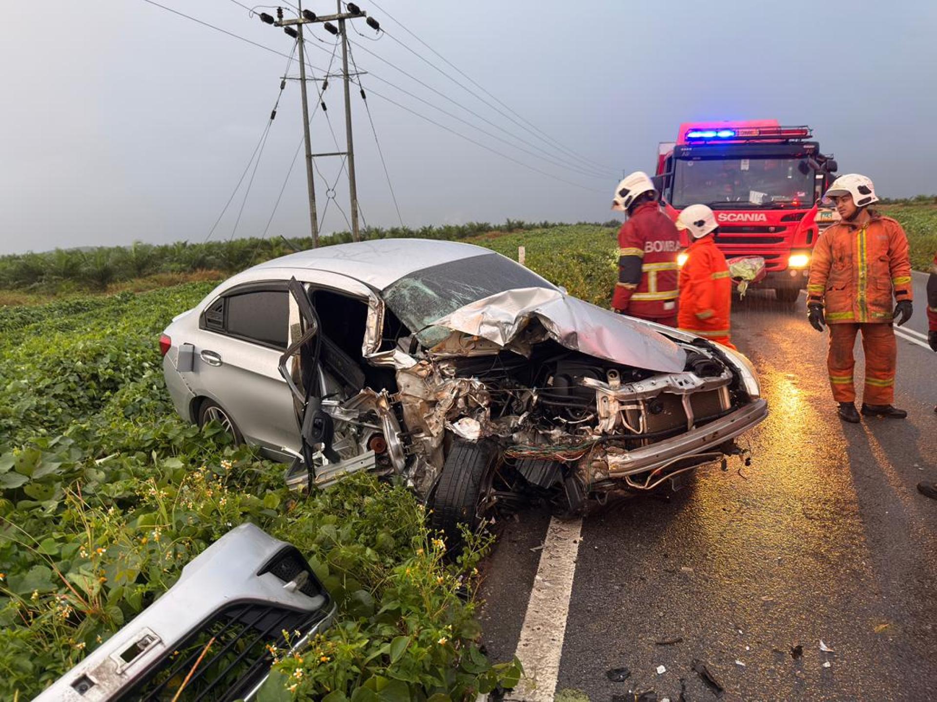 民都鲁沿海公路车祸，一辆银色国产车与运载棕油渣的罗里发生相撞，基都隆消拯队到场援救。