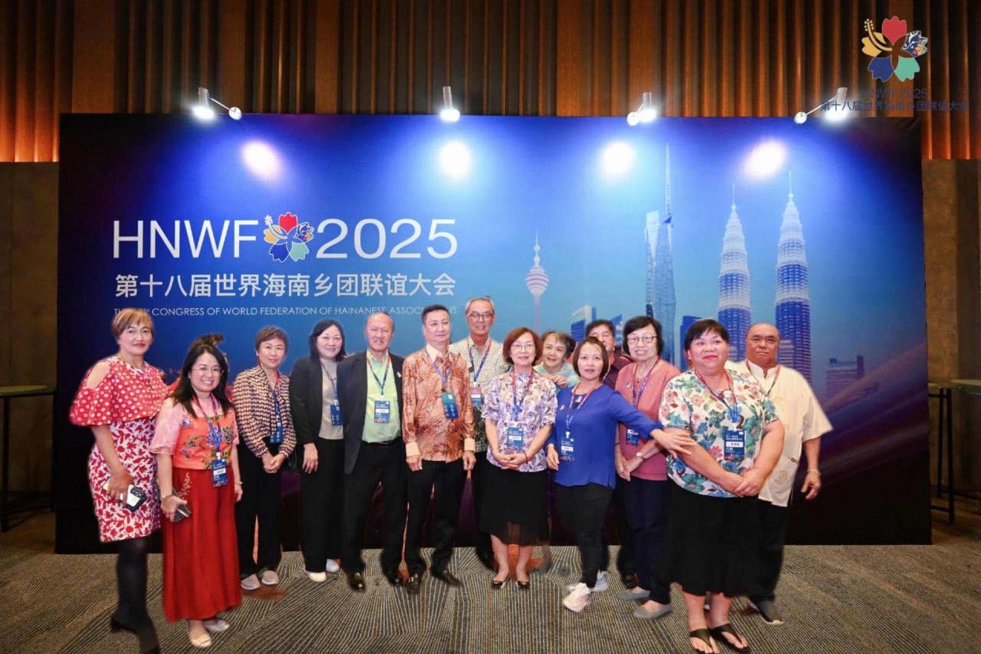 在主席韩锦光的率领下，14位代表出席第18届世海大会