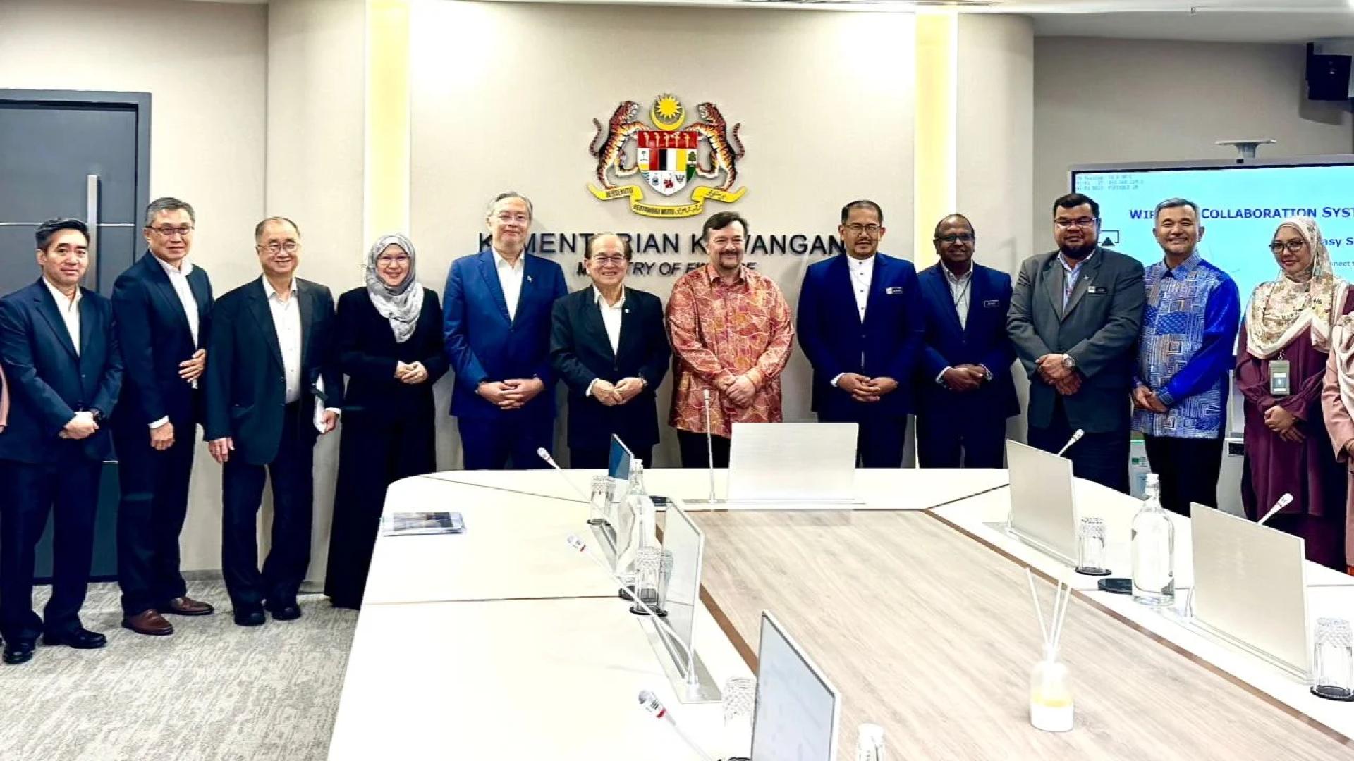 拿督阿玛道格拉斯与砂拉越政府代表团昨日赴布城财政部，向第二财长拿督斯里阿米尔哈扎姆阿兹占进行礼貌拜会。