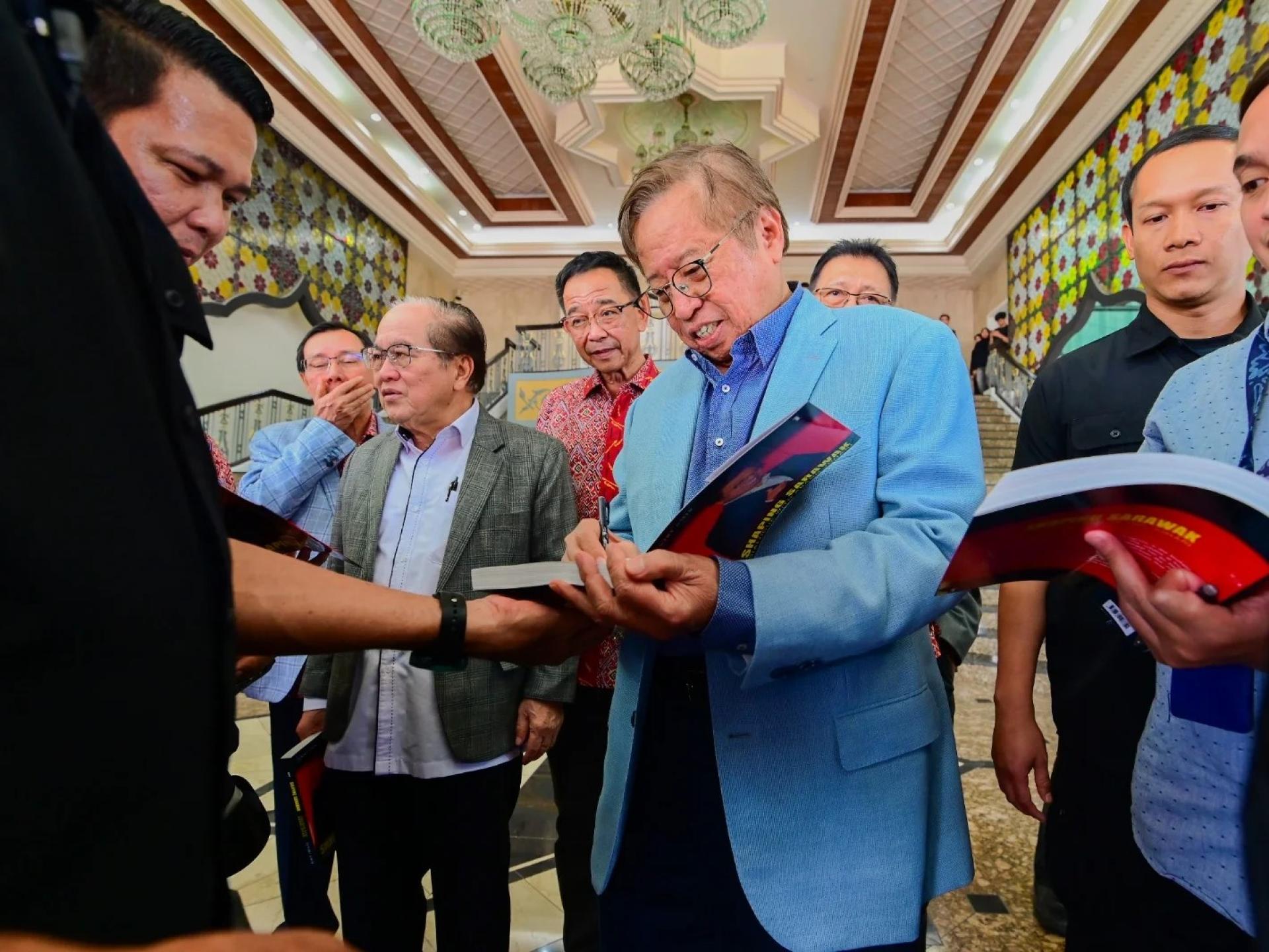 砂总理阿邦佐哈里今在古晋主持砂立法议会前期会议及土保党最高理事会会议后，与砂州媒体人翻阅《Shaping Sarawak: Dialogue with Abang Johari》一书。