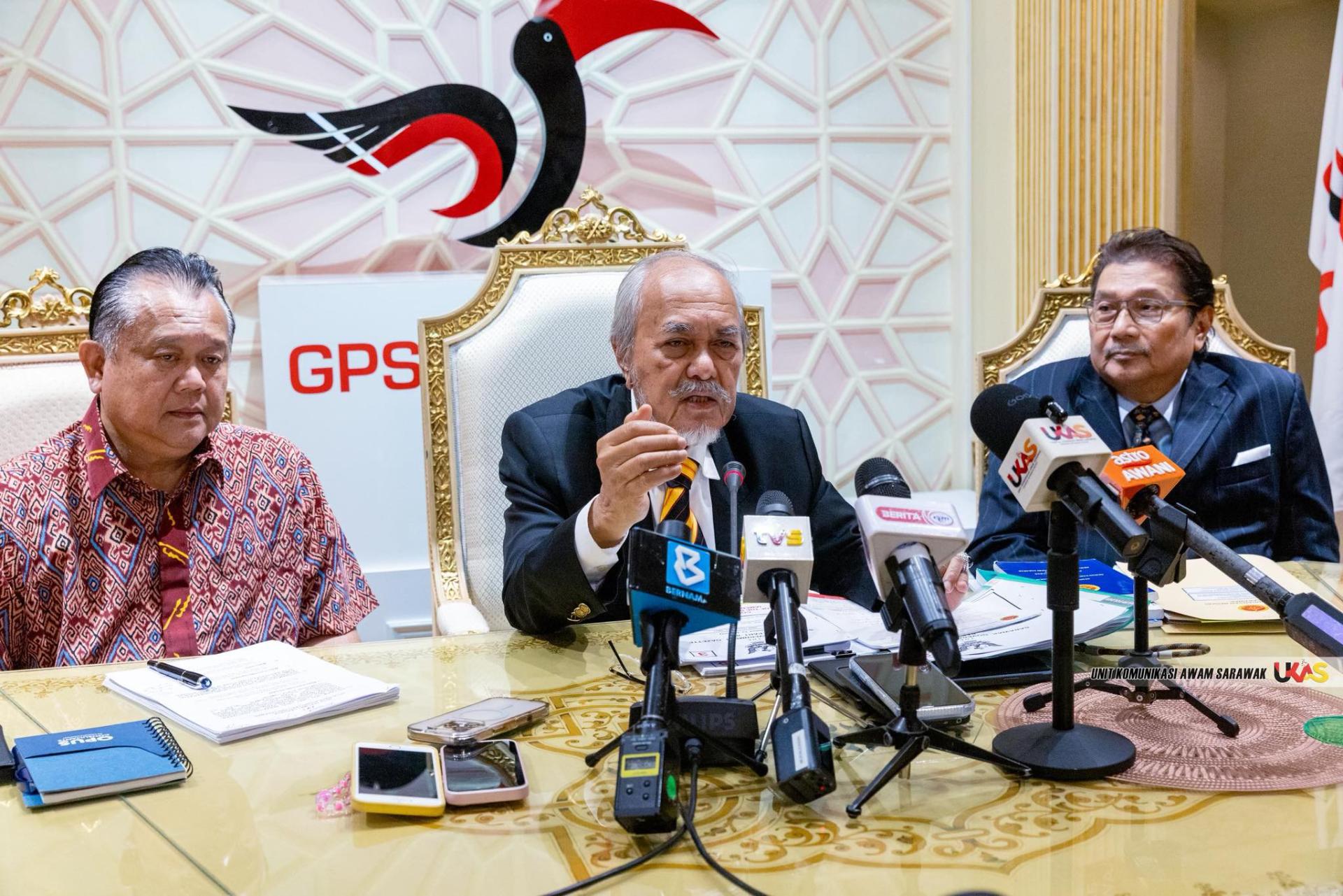 砂议长拿督阿玛阿斯菲亚今日在古晋土保党总部主持议会前会议后向媒体说明。