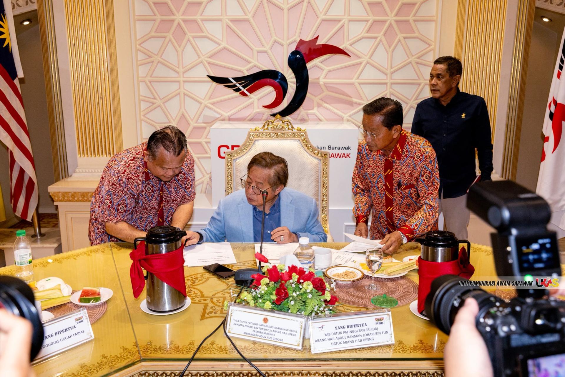 土保党秘书长拿督斯里亚历山大南达林吉（左1）与砂拉越总理兼土保党主席拿督巴丁宜阿邦佐哈里摄于会议上。