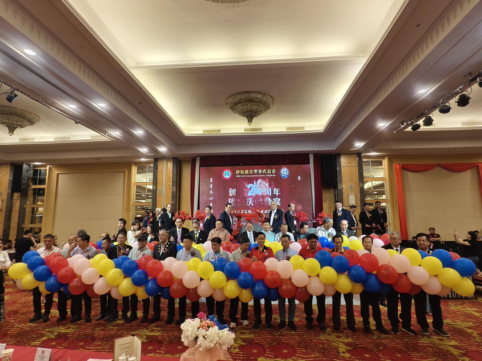 美里李氏公会成立25周年银禧庆典晚宴开幕仪式。中为主宾、嘉宾与赞助人鸣锣擂鼓。