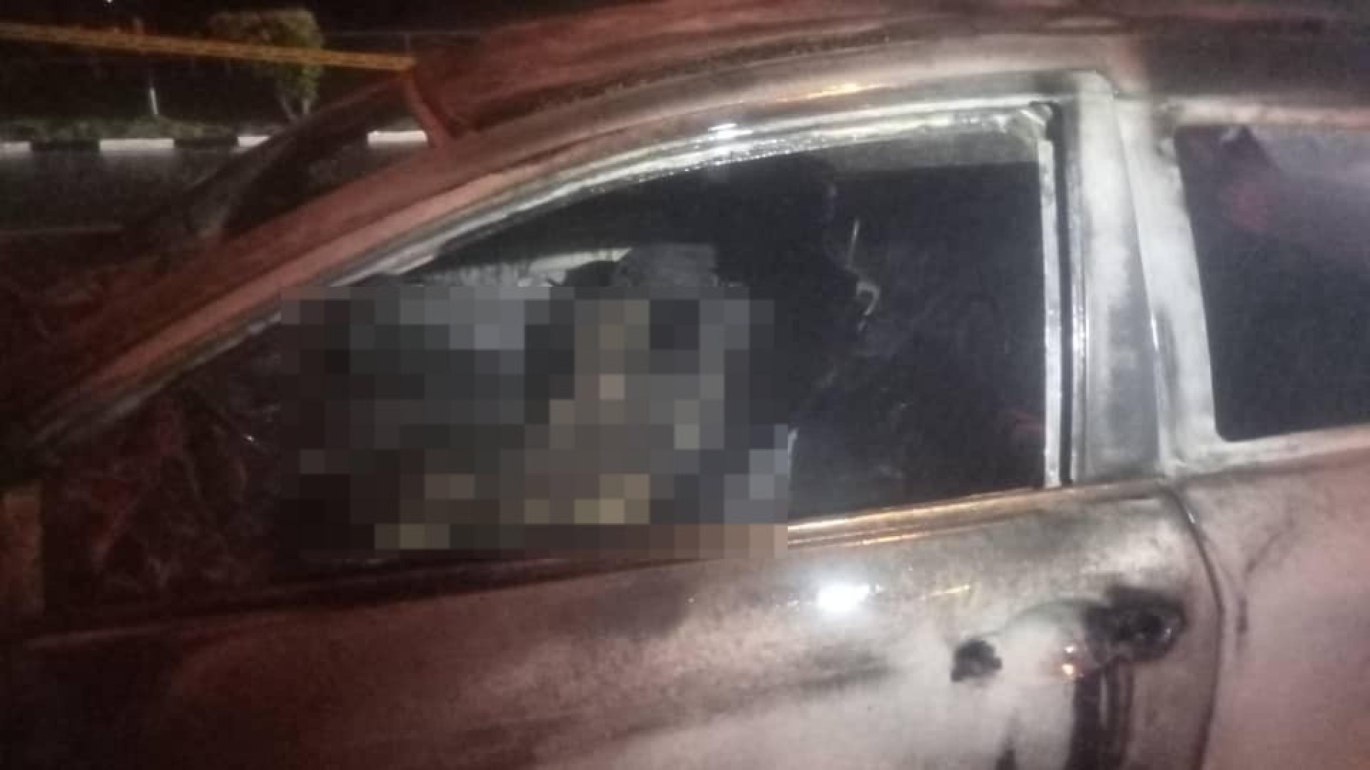 消防团队在前座乘客位置发现一具烧成焦炭的遗体，无法辨认性别及身份。