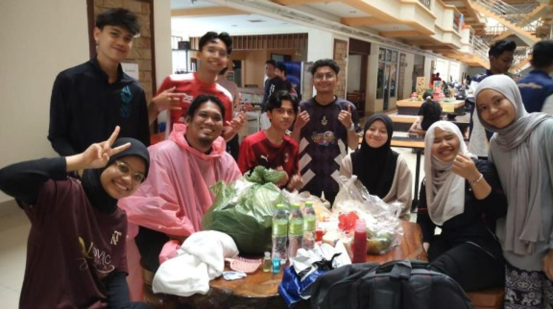 因合艾淹水而滞留在合艾一家酒店的部份北大学生与讲师莫哈末哈里斯(坐者左2)。