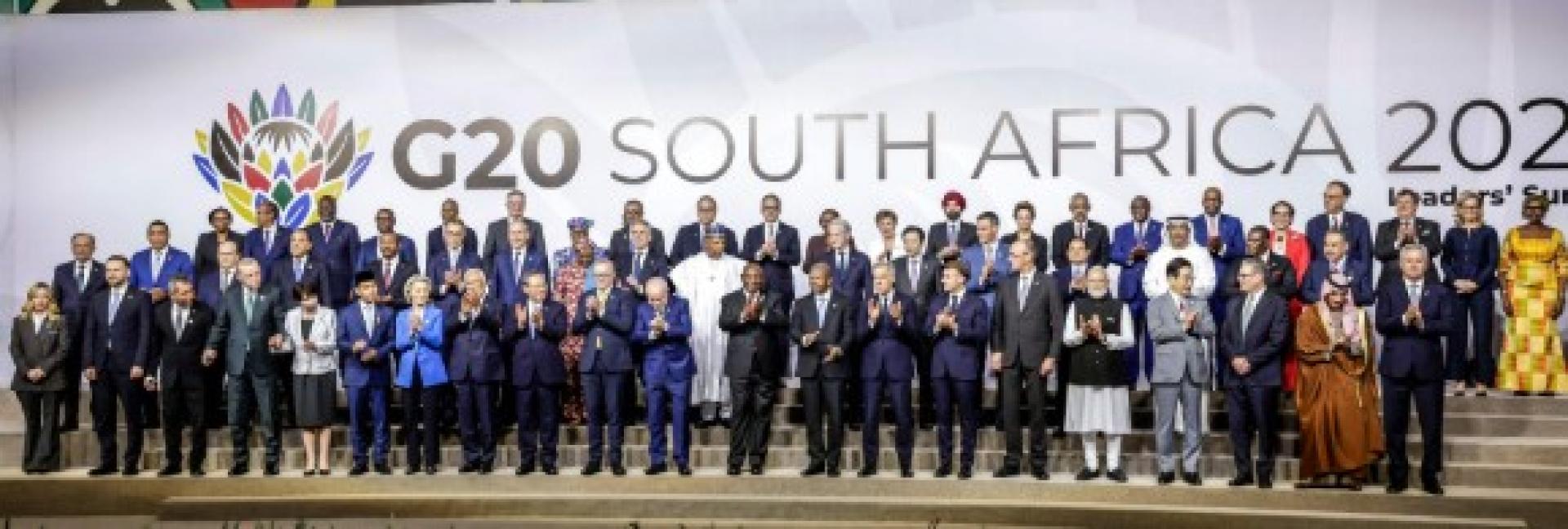 与会领导人与代表合影。