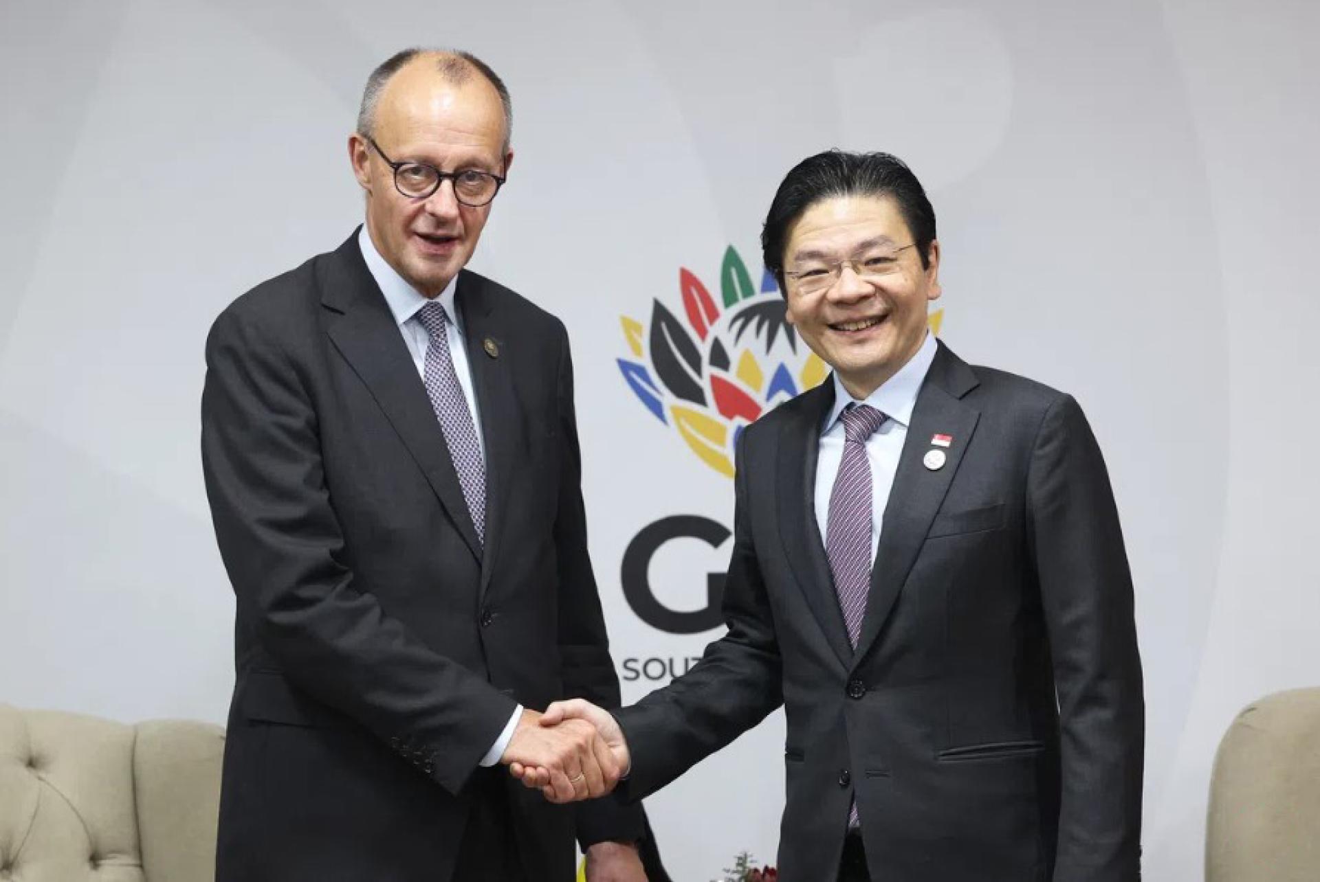 黄循财总理（右）在二十国集团峰会期间会见德国总理默茨。