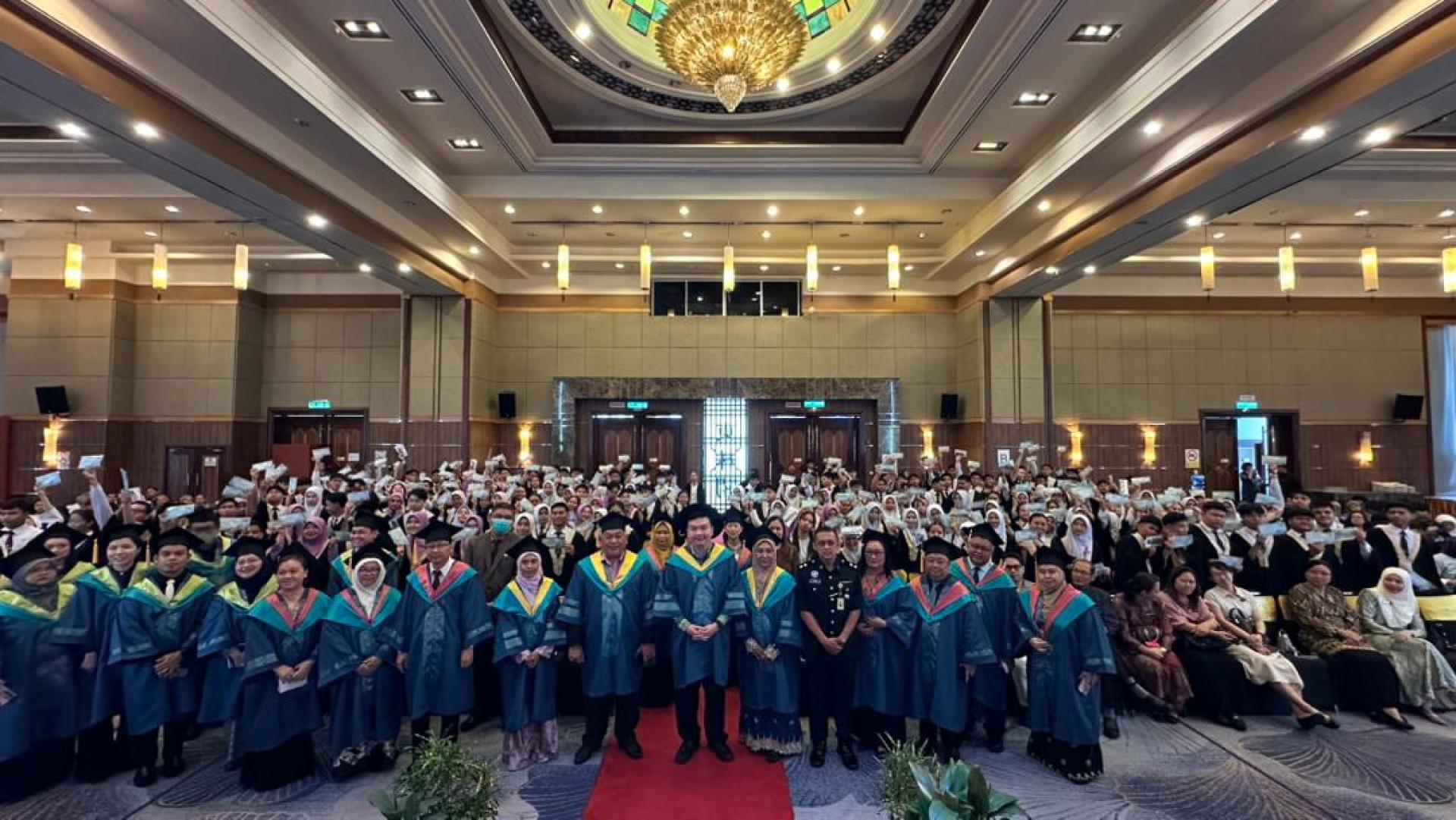 美里国会议员赵俊文出席美里拿督柏玛苏理国 “中五卓越知识礼赞典礼”合影。