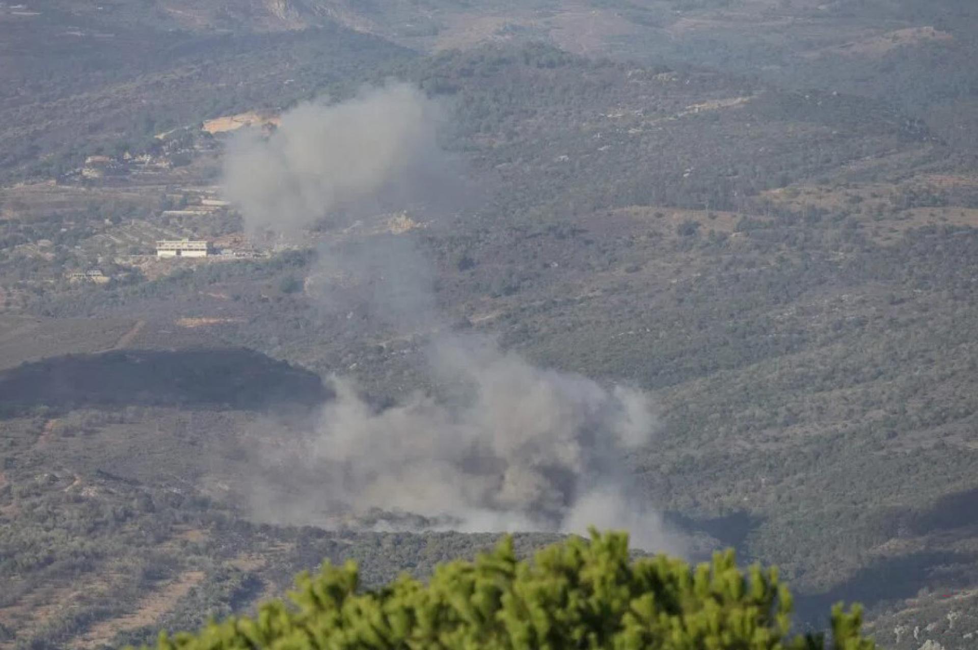 以军星期六（11月22日）对黎南地区一个村庄实施空袭后，可以看到当地冒出滚滚浓烟。