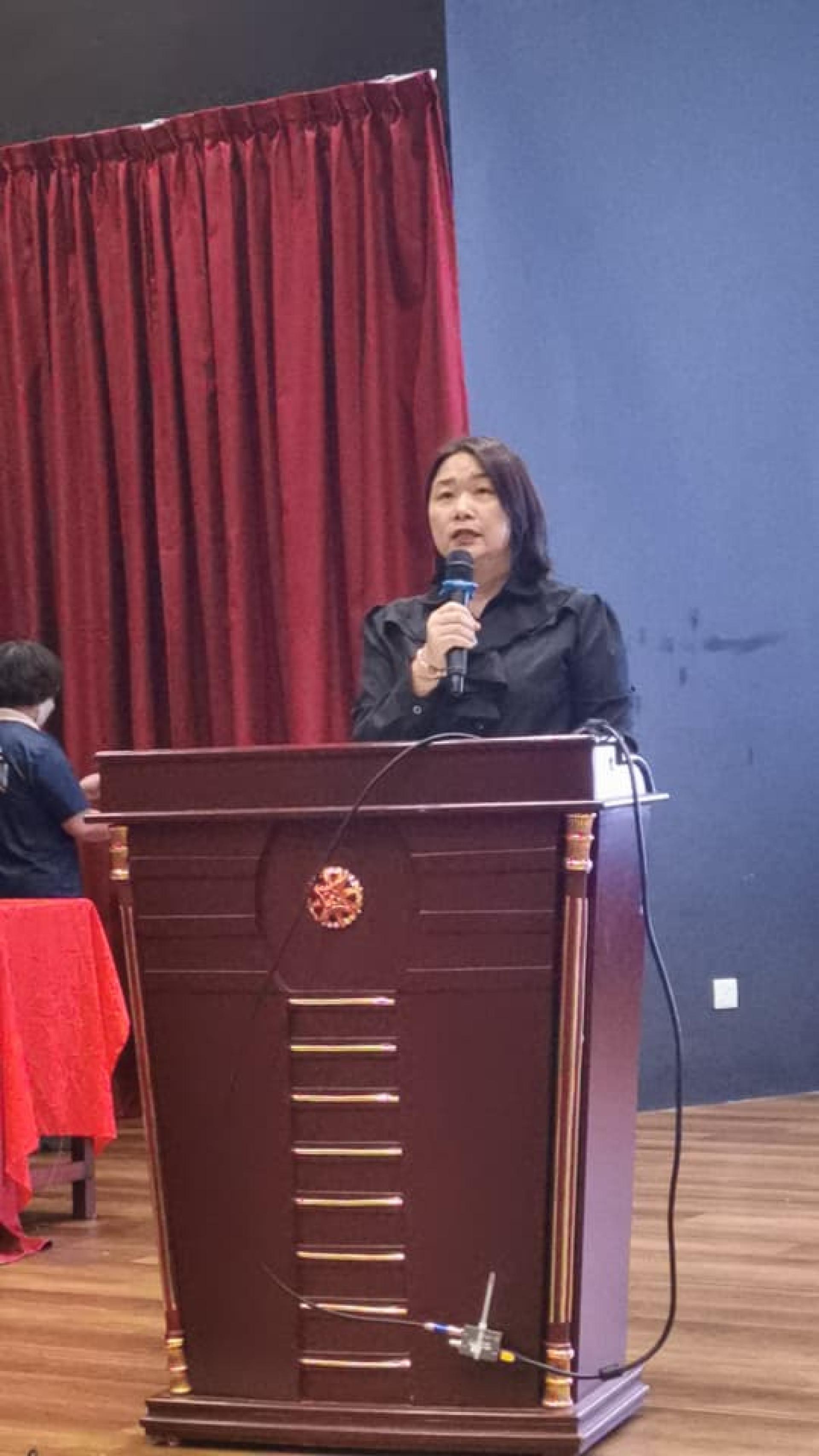 培民中学校长贝美娇致词。