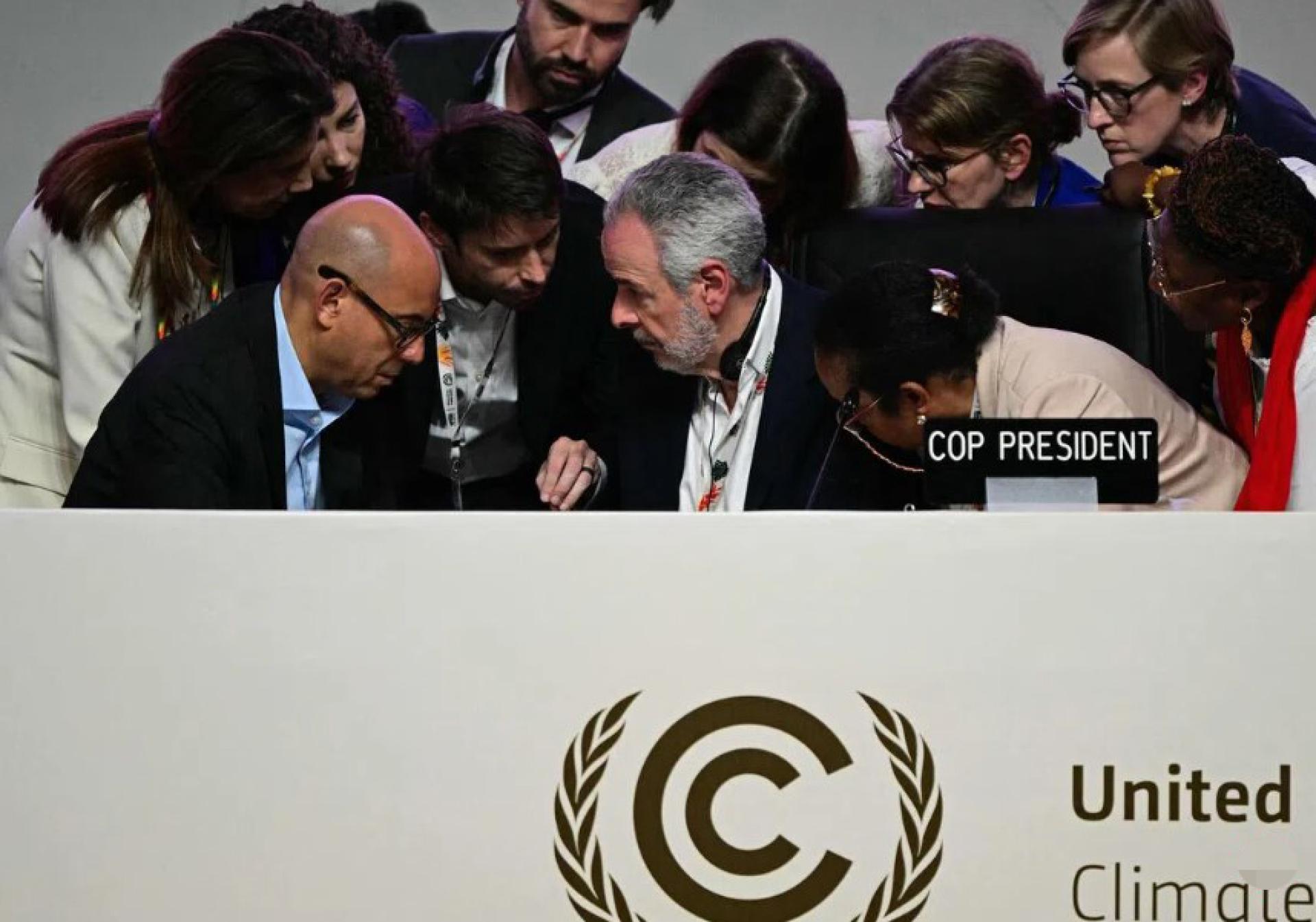 COP30本应在巴西贝伦时间星期五（11月21日）傍晚6时闭幕，但因气候协商陷入僵局，各国加时谈判超过18个小时后，在星期六（22日）下午1时18分启动闭幕仪式，最终于晚上8时44分左右落幕。