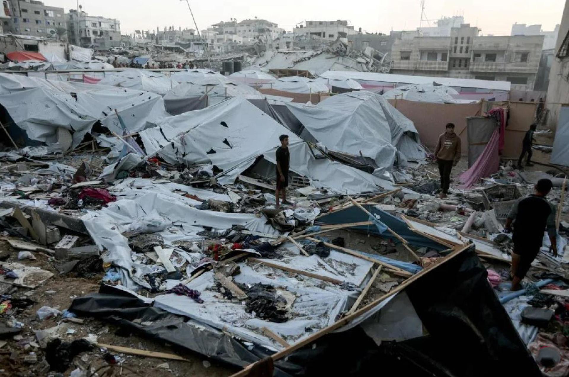 以色列星期六（11月22日）对加沙发动五次空袭，加沙城一处用于避难的帐篷营地被炸毁。