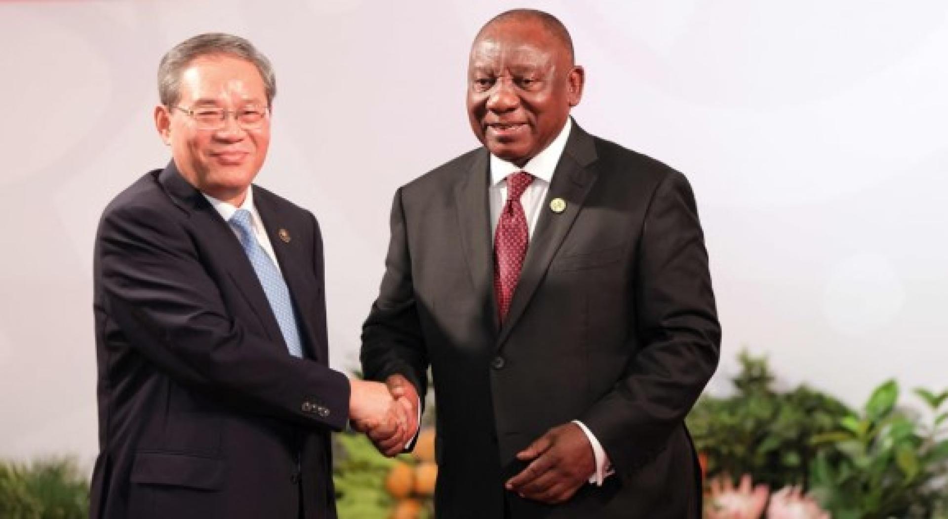 中国总理李强（左）和南非总统拉马福萨。