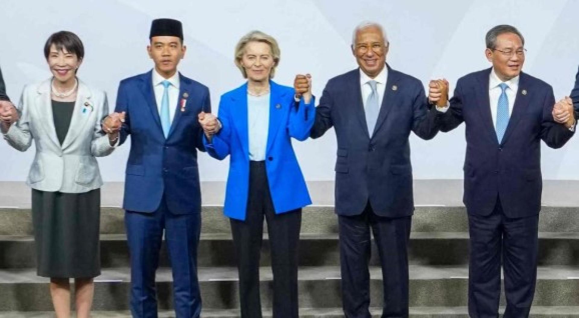 高市早苗22日参加在南非约翰尼斯堡举行的G20峰会期间，在媒体面前未见她和中国总理有任何互动。两人在会场座位与拍领袖团体照时，按照排序隔著三人。