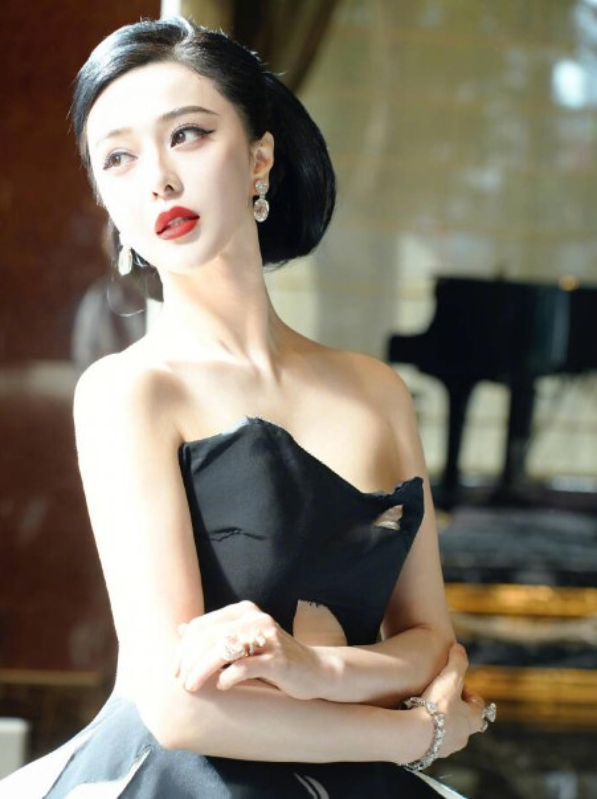 范冰冰上个月底出席东京影展《地母》首映，亮眼礼服气场全开。