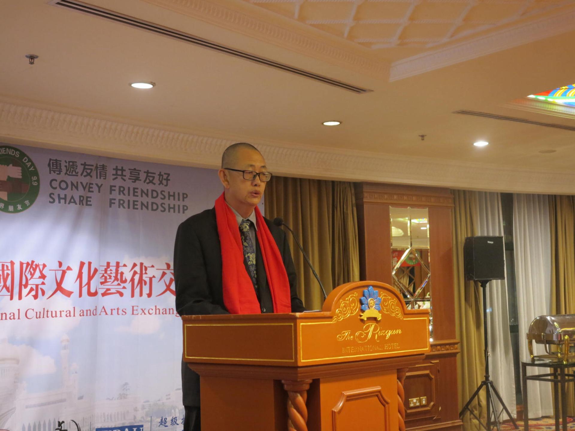 汶莱中华书画文化协会会长杨声在晚宴上致词