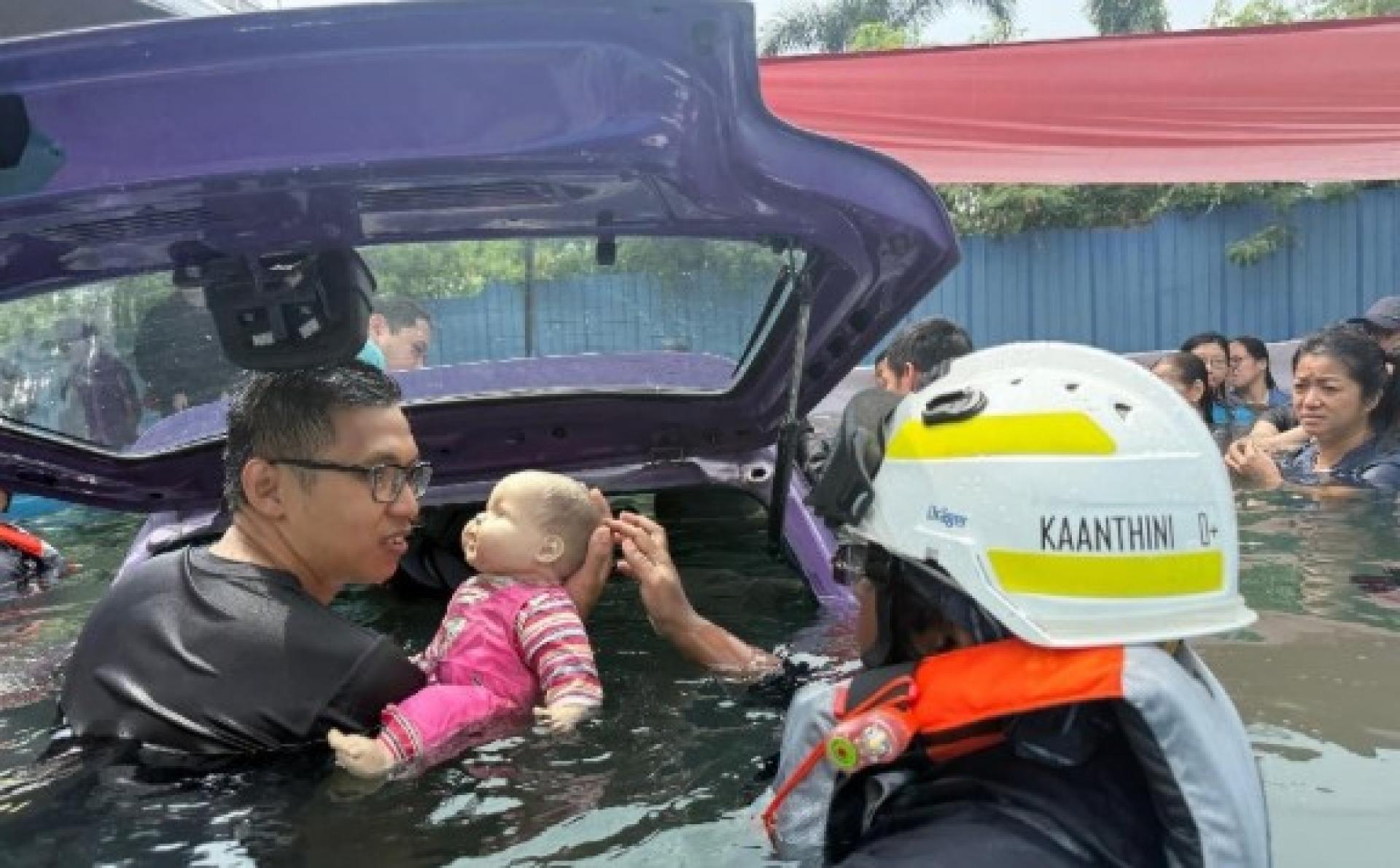 参与者训练在模拟水灾中登上救援船艇。