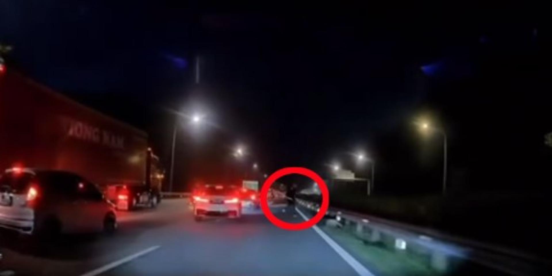 已被撞的摩托骑士连忙走向安全的地方。