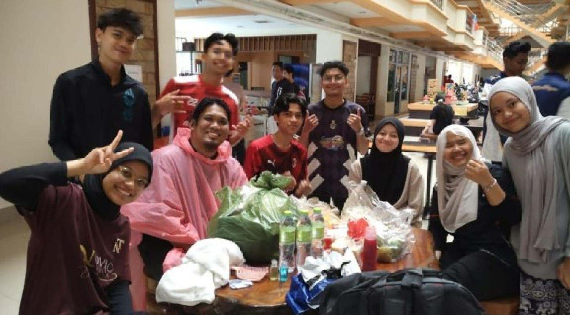 来自北大的4名讲师及36名学生前往合艾参与交流活动，因突发洪灾受困在Wangburapa Grand Hotel，只能靠极有限的储备过活。