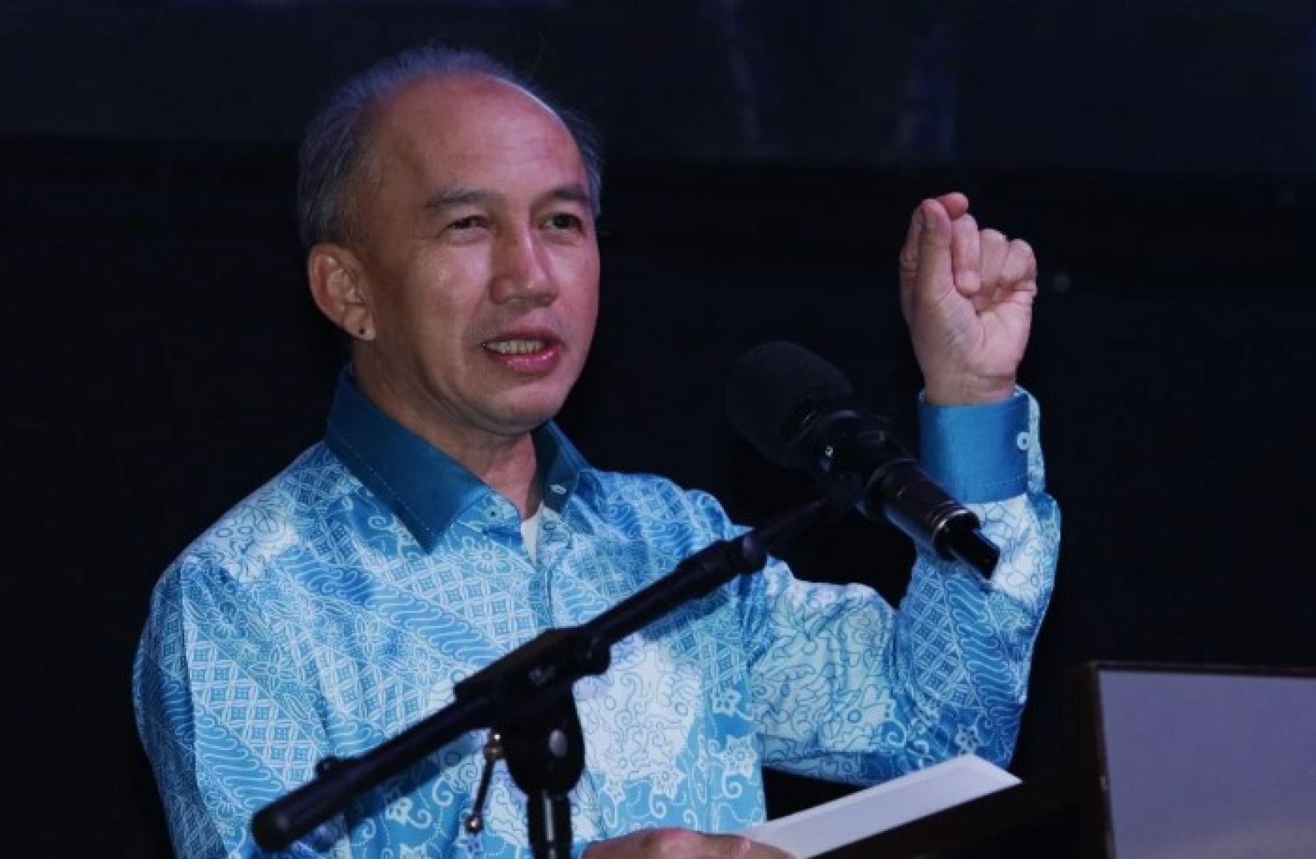 法提·汉巴里在昨晚的 KOPERKASA 76周年成就晚宴上致辞。