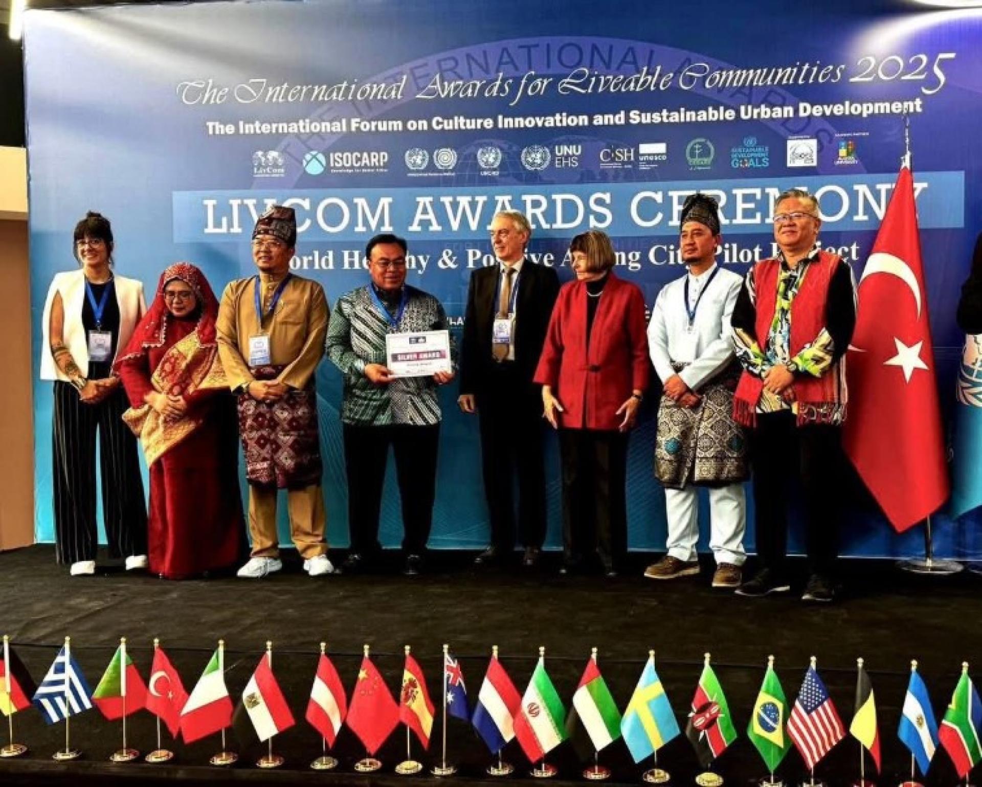 古晋市政局再次为砂拉越赢得荣誉，于2025年11月18日至21日在土耳其伊斯坦布尔举办的国际宜居社区奖（LivCom 2025）中斩获两项殊荣。