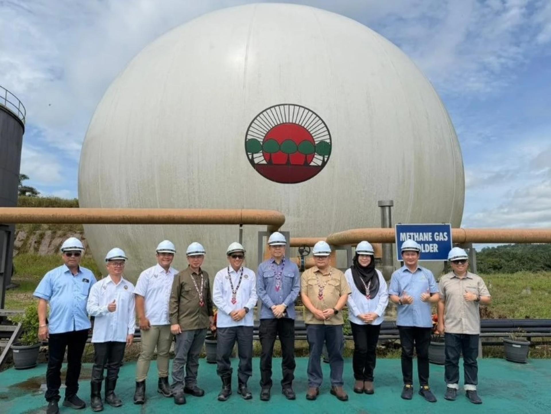 阿卜杜拉（中）及代表团参观SALCRA卢博安图油棕油厂二号厂（LAPOM）。