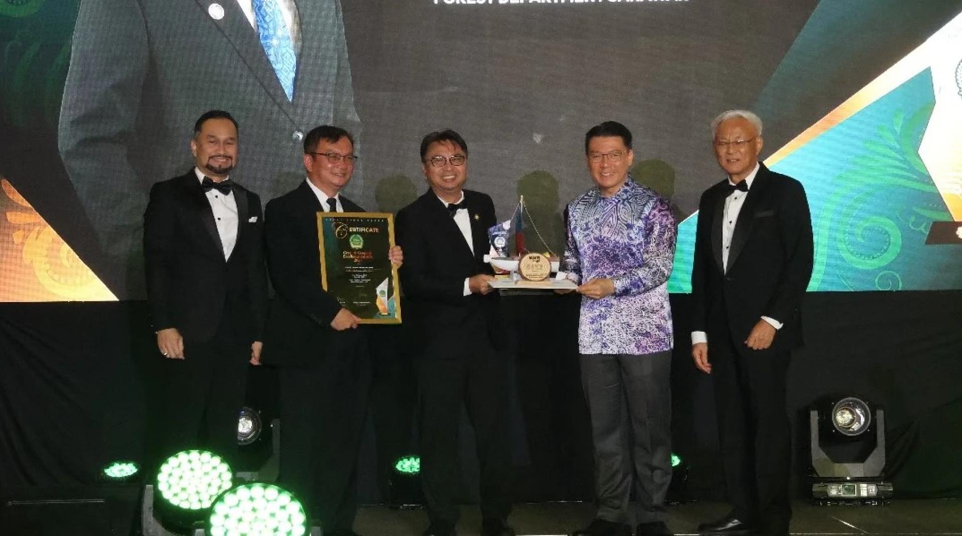 哈姆登（左3）在颁奖活动中领奖。