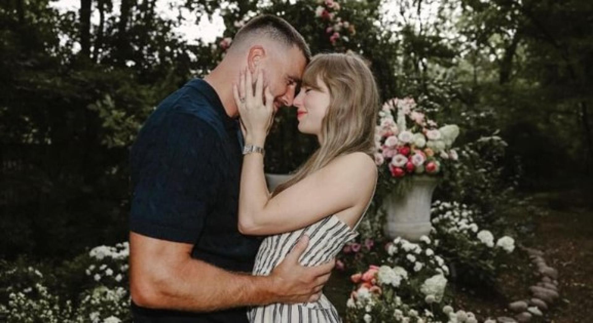 泰勒丝的订婚照片已经以花为主题。