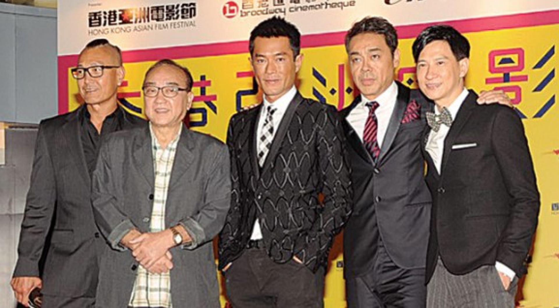 卢海鹏（左2）感激古天乐（中）义不容辞地为他支付医疗费用。