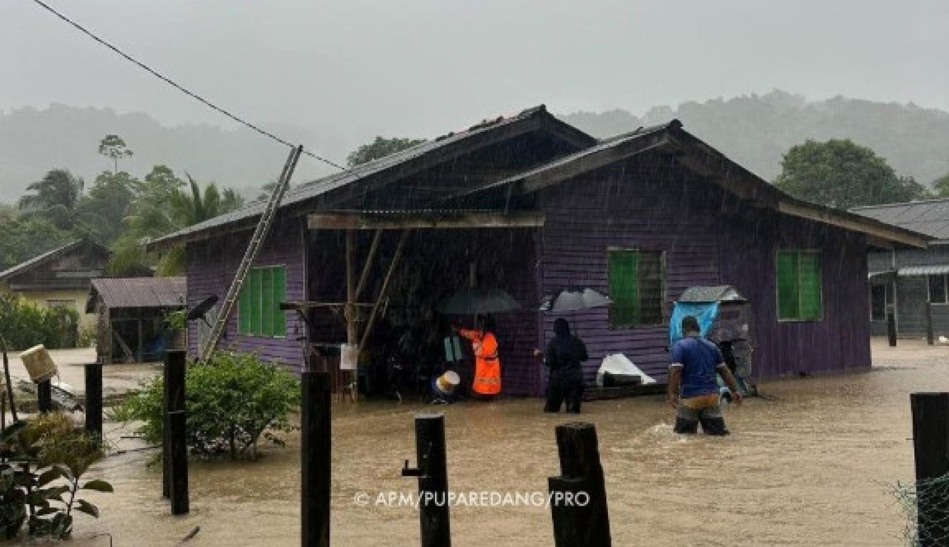受到大涨潮及持续豪雨影响，热浪岛甘榜峇鲁发生突发水灾。