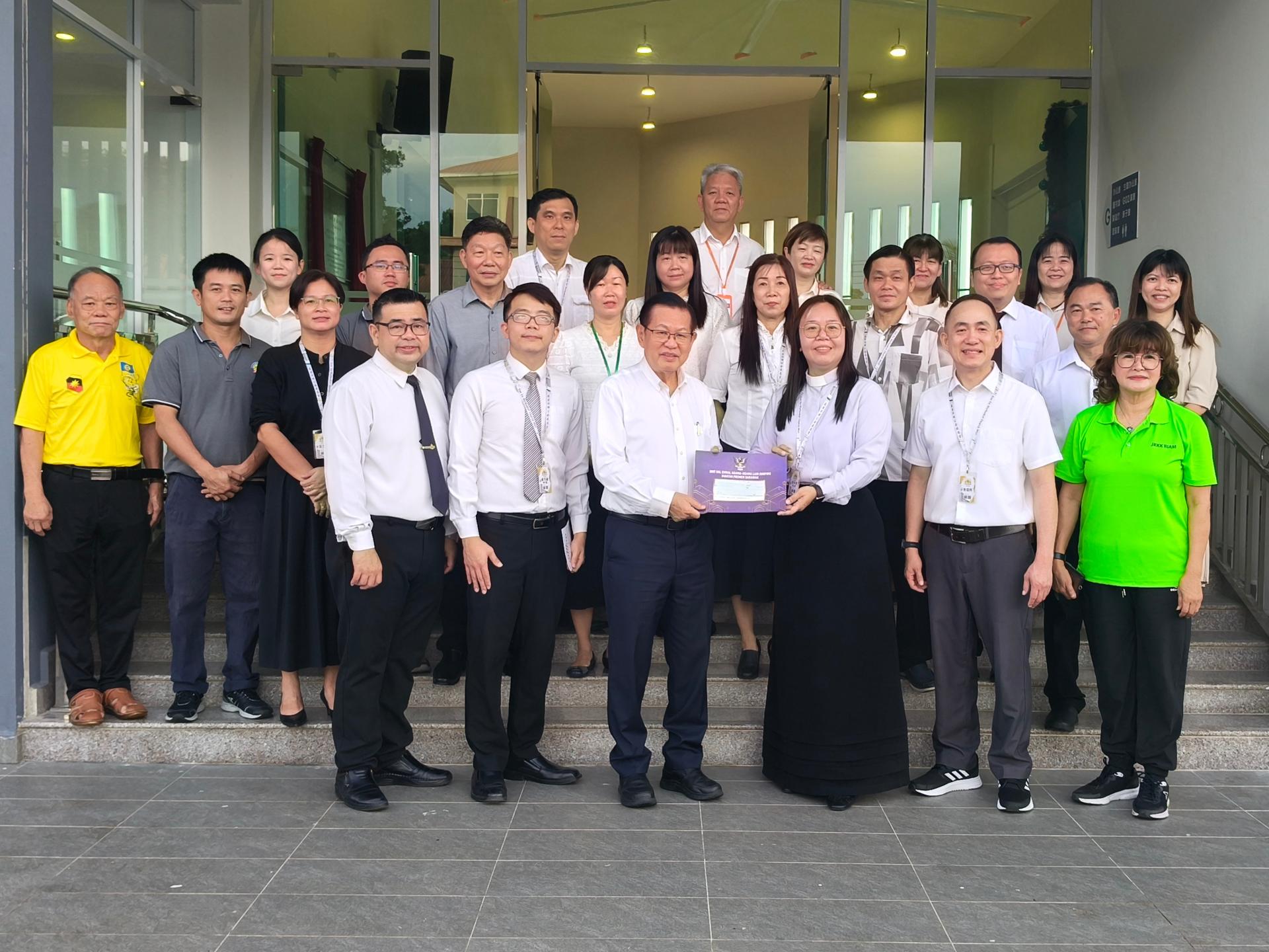 砂交通部长拿督斯里李景胜（前排左3）移交拨款予美里卫理公会感恩堂主理刘本纬牧师。