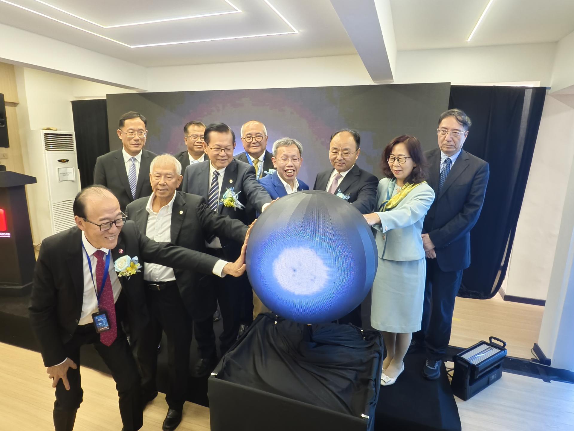 砂副总理拿督阿玛沈桂贤（右4）与嘉宾们，共同为“人工智能+医疗保健：从科学研究到现实世  界的深远影响”主题峰会主持开幕仪式。