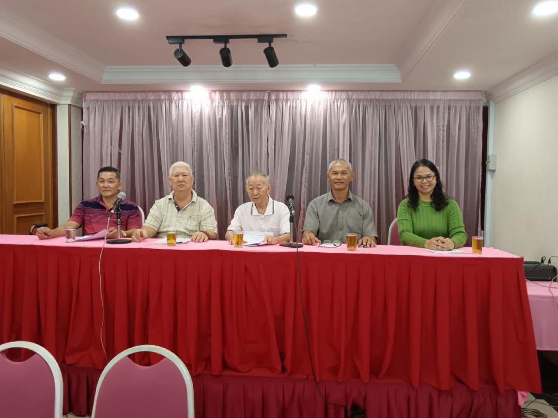 美里养牲公会理事在会员大会上合影。中为副主席何派赞。