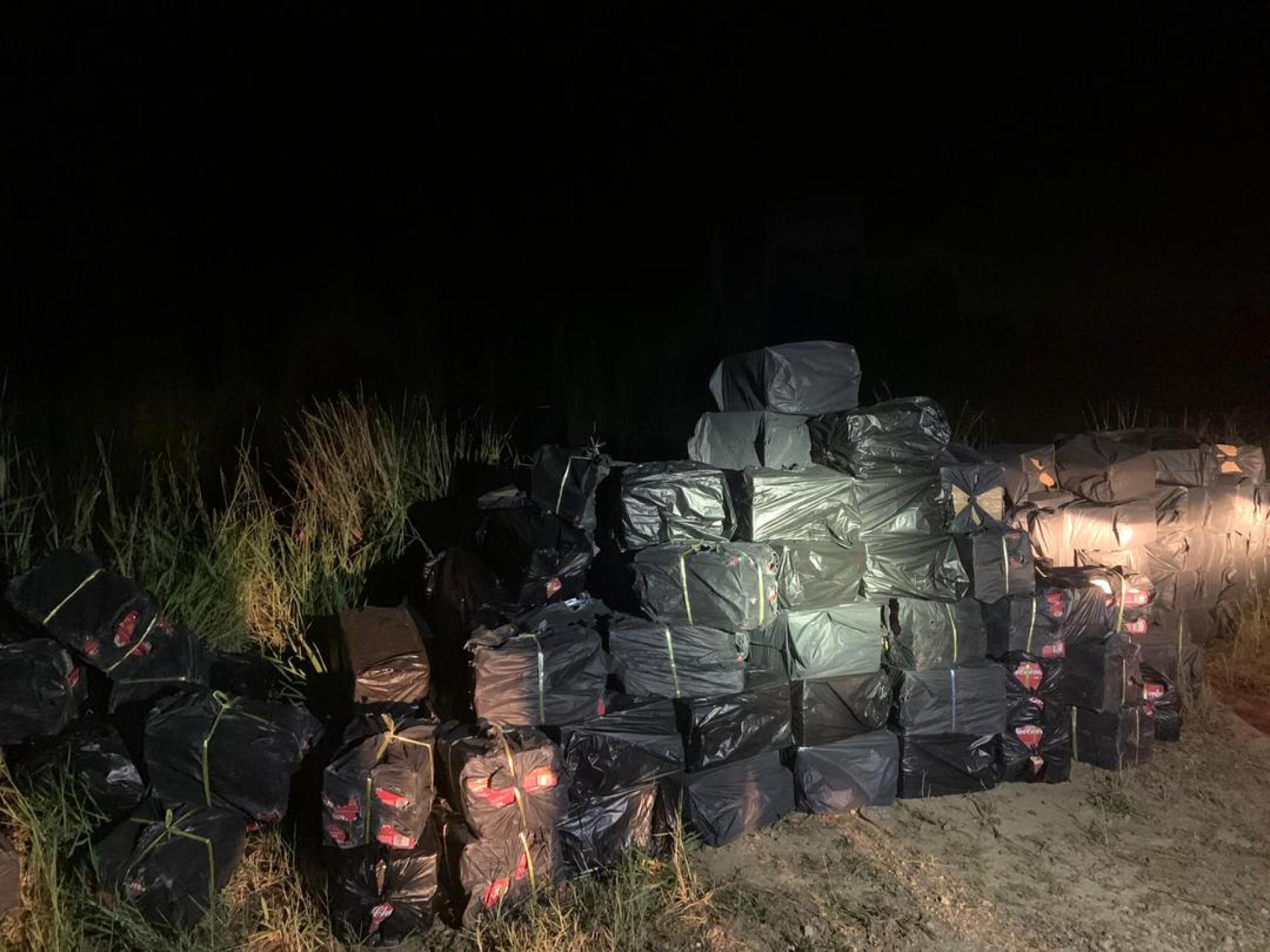 老越关税局展开联合行动，由陆地与海事行动组联手，在村内河岸发现大量疑似走私物品。