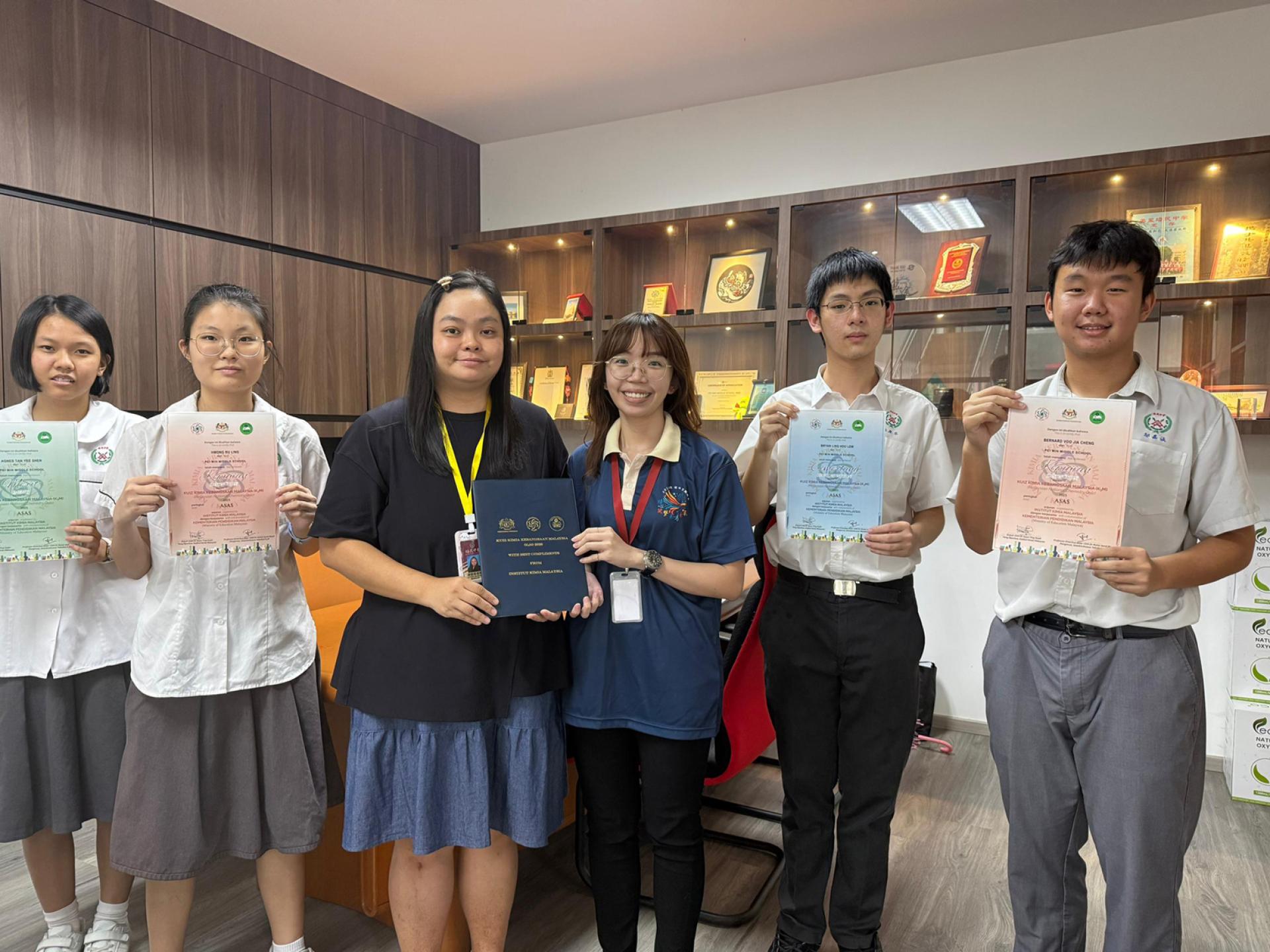 在全国化学常识比赛中夺奖的培中生与老师合影。左起为陈懿娴、方茹琳、谢依玫教务主任、梁采妤老师、林厚乐和邬嘉诚。