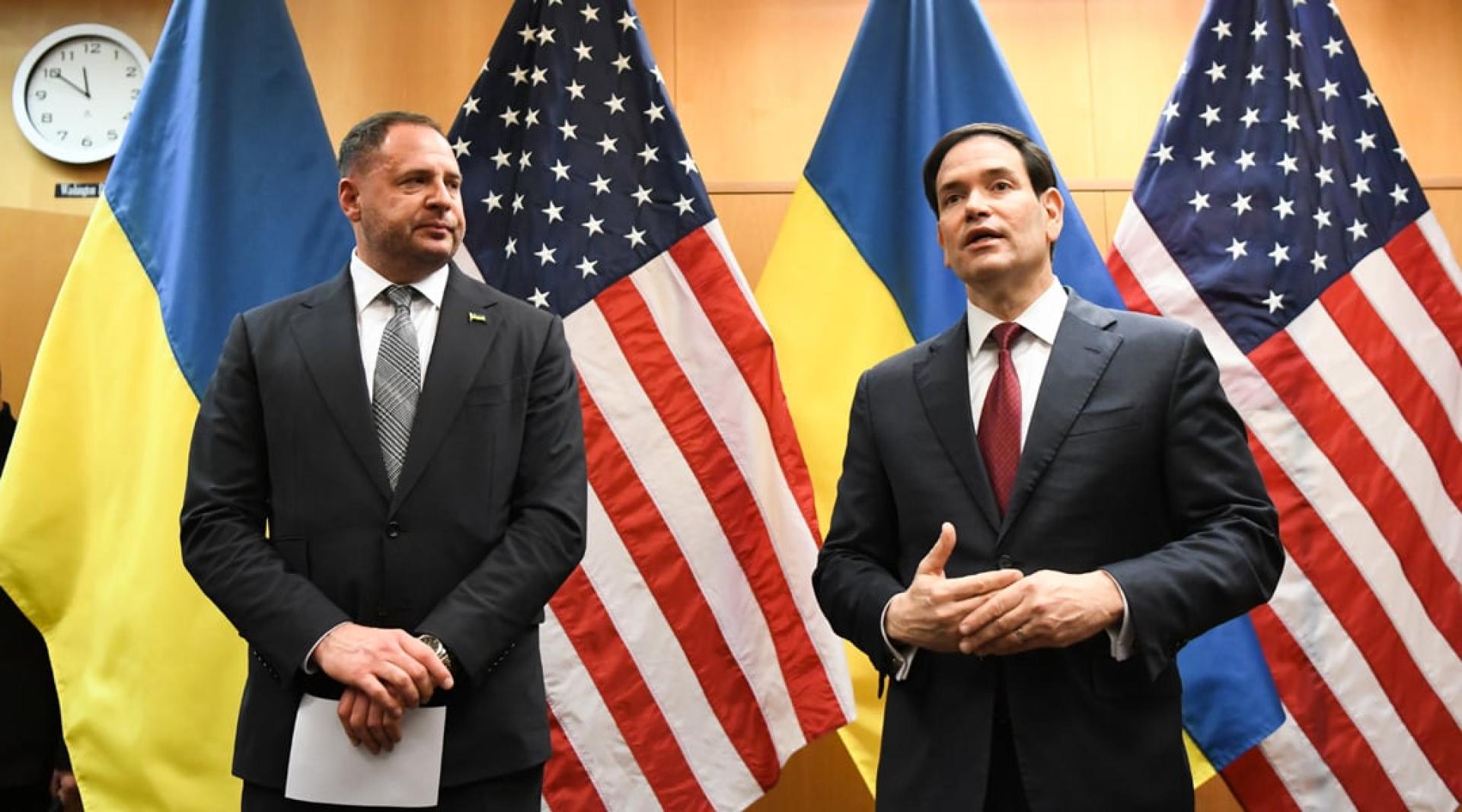 鲁比奥（右）和叶尔马克共同会见记者。（图：新华社）